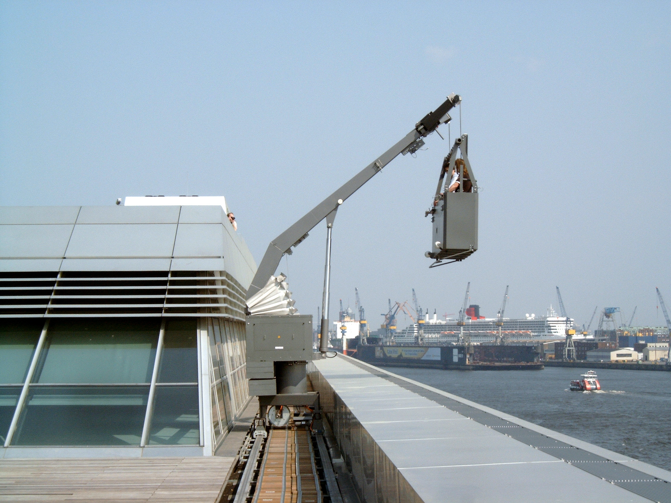 Above: Dockland BMU with a luffing jib of 12.5 ft max outreach and a narrow wheel base of only 3.45 ft!