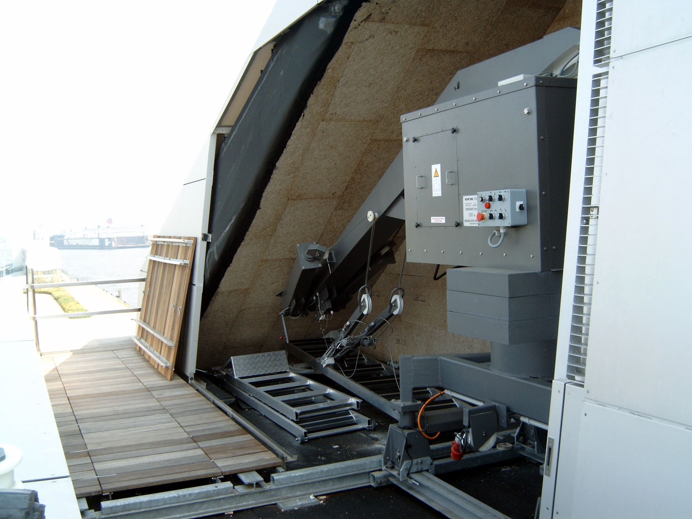 Above: A track switch system allows the BMU to be rolled into it’s parking position. The luffing jib and detachable platform allow the machine to fit in the compact garage. Removable wooden floor panels conceal the BMU steel tracks.