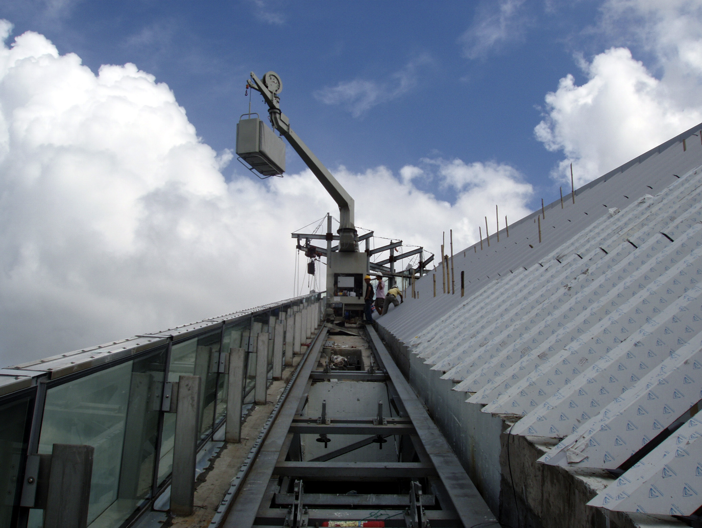 Above: All 3 BMU's at One Central feature a 660 lbs glass replacement unit.