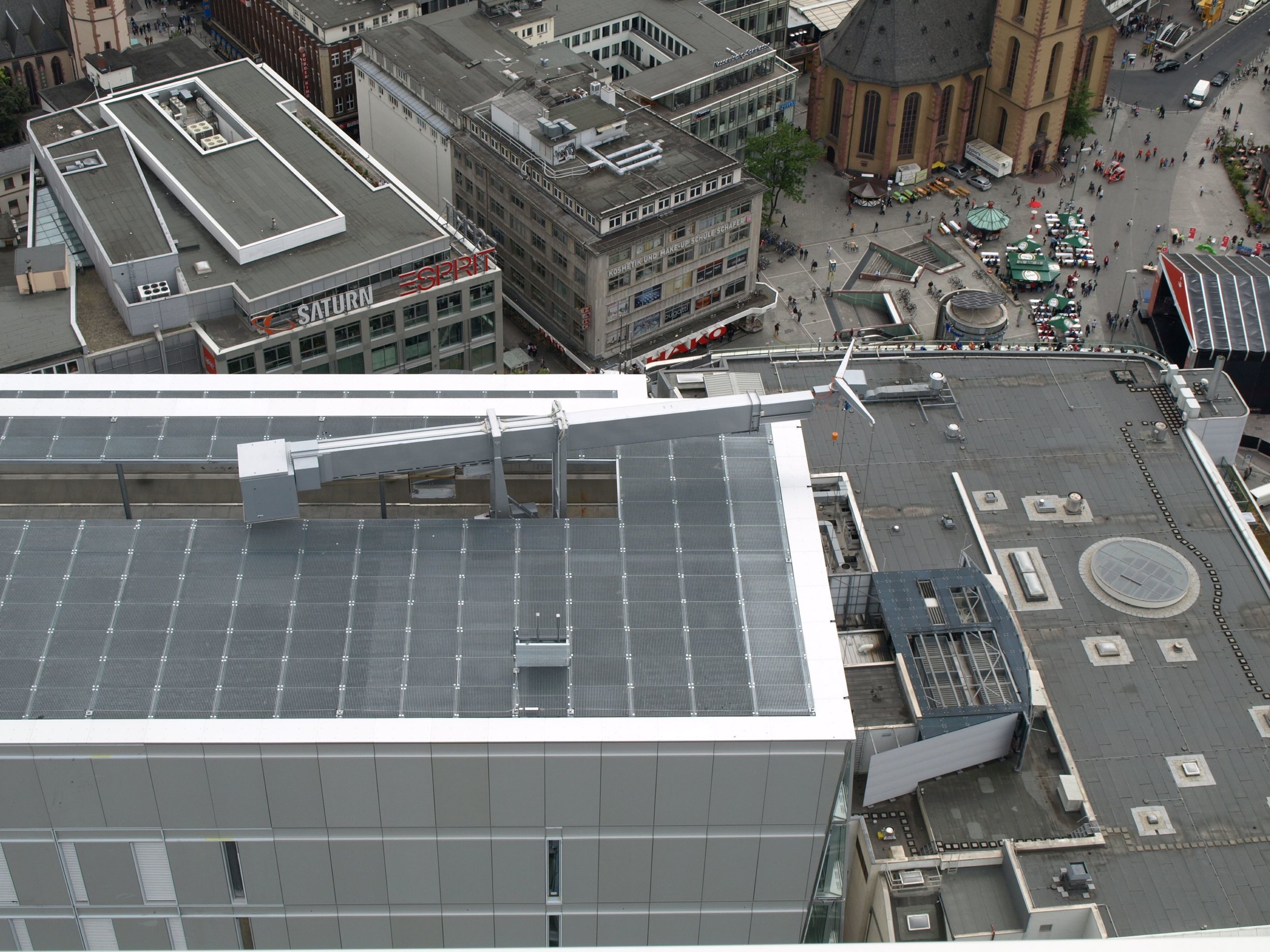 Above: Special scissor lift lowers the telescopic BMU and hides it completely in parking position.