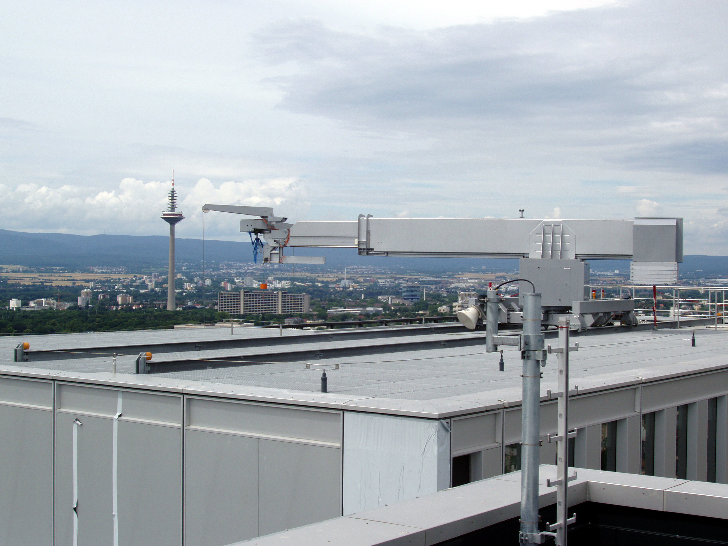 Above: The access system on this project includes a high capacity glass replacement units on each BMU which is able to handle up to 1,653 lbs!