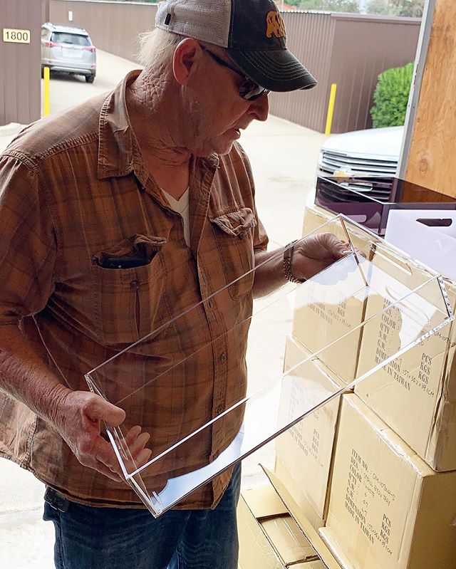 Dad helping us with quality assurance. Even Dad&rsquo;s love our Boxy Trays! Happy Father&rsquo;s Day to all the great dads out there! #dadapproved
.
.
.
.
.

#inspiration #art #organicskincare #effortless #modernman 
#boxyboy #boxyworld #organizers 