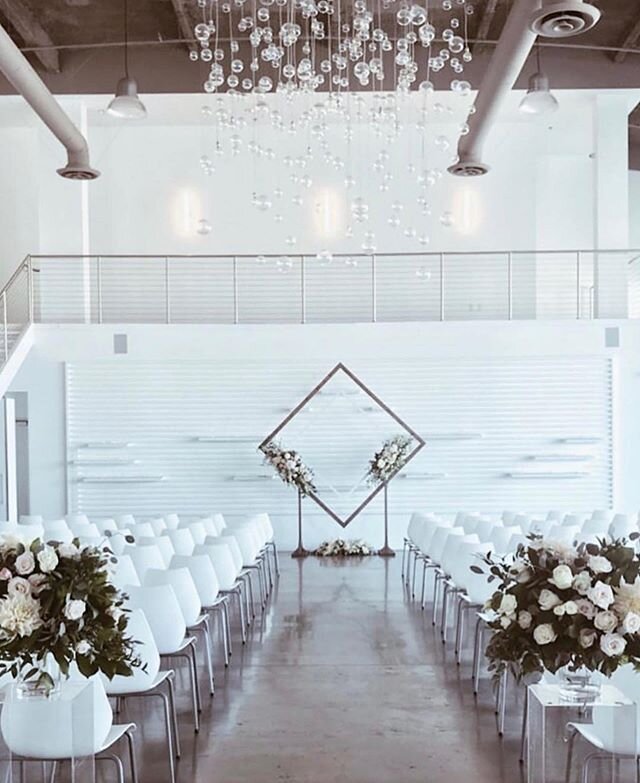 Oh how we love this ceremony design 💕. #Repost @theflowerboutiqueinc
・・・
Who else loves this modern ceremony piece? 💁🏻&zwj;♀️😍 @themodernlb @wanderandwoodco -
-
-
-
#engaged #wedding #weddingvenue #modernwedding #bride #bridetobe #longbeachweddin