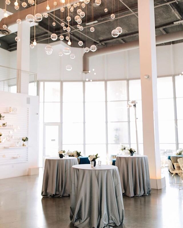 Cocktail parties all night long. Who&rsquo;s with me? 🙌🏻🎉 #Repost @intertwinedkelsey
・・・
Have you ever seen a corporate party look so chic? ✨
.
@intertwinedevents @intertwinedmegz @themodernlb @kylieandcompany @invitingoc @24carrotscatering @sigpa