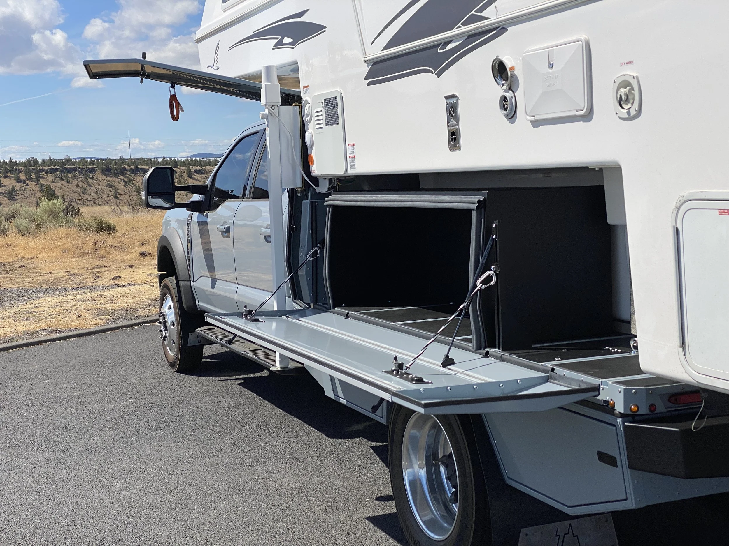 Gear can be stored inside and outside the box and stay secure behind the flank when the camper is mounted.