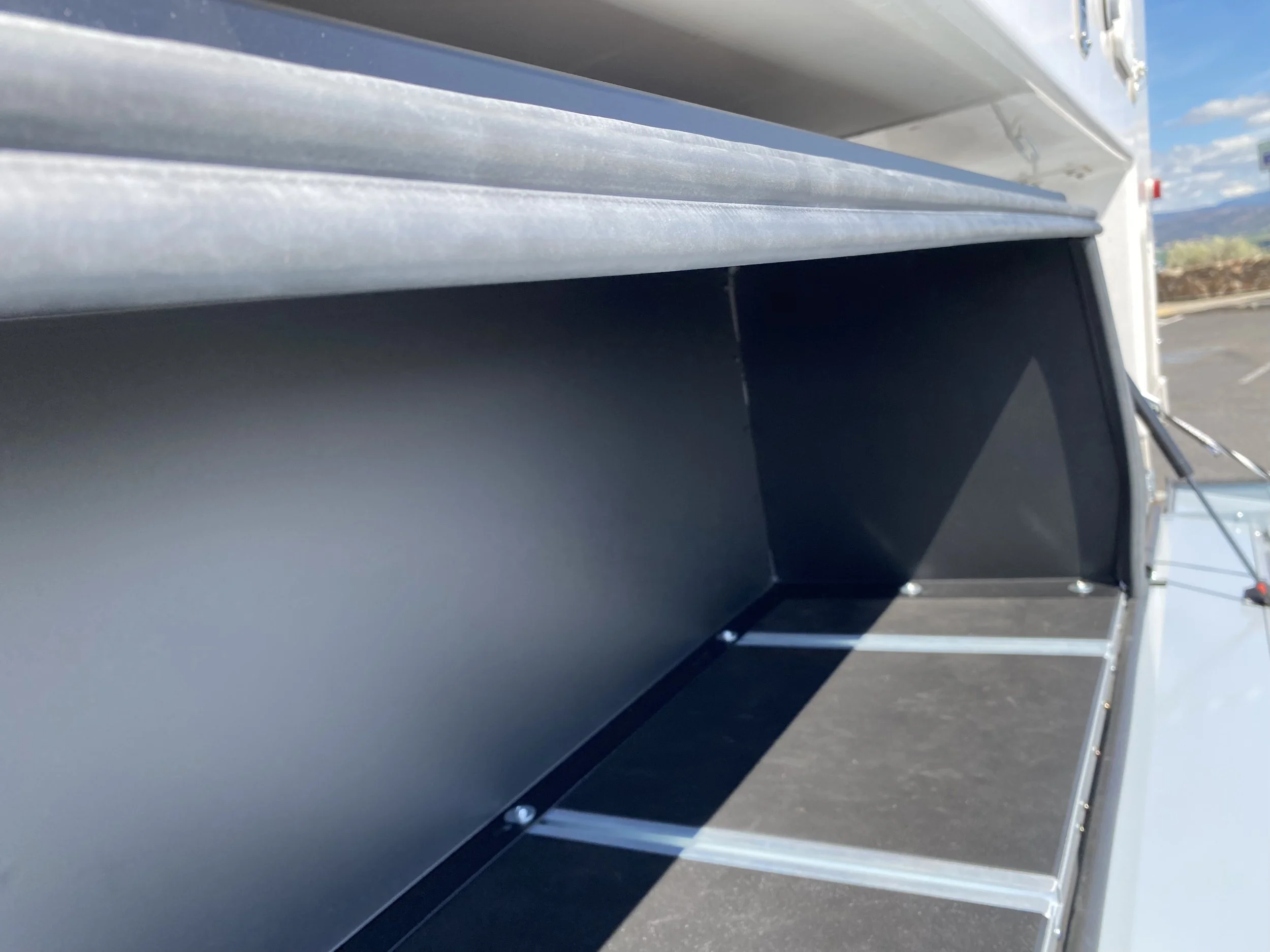 Tightly sealed when the flanks close.