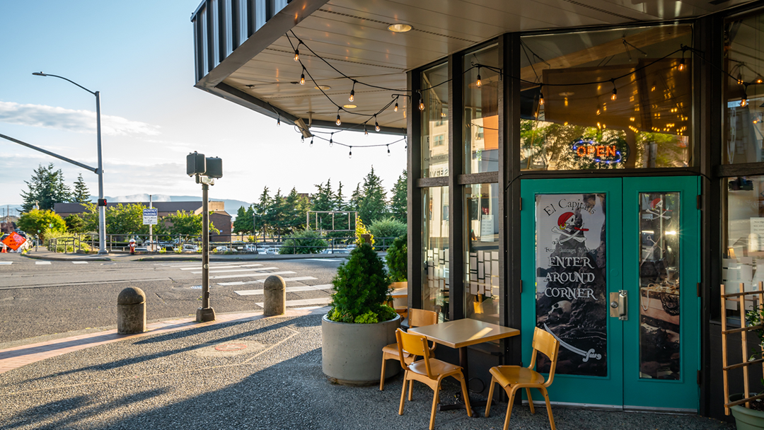 El Capitan's Gourmet Sausages and Pretzels 