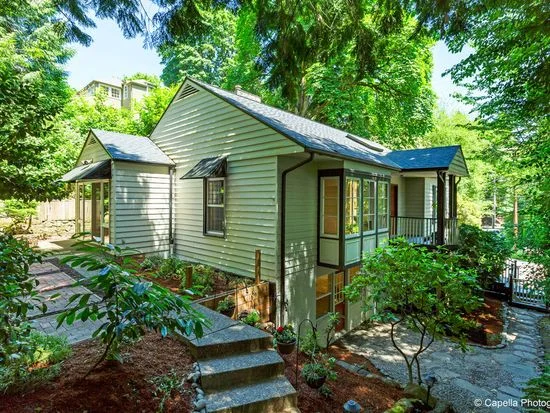 2201 SW Broadway Dr 4 BED | 2 BATH | 2,318 SQFT $514,000