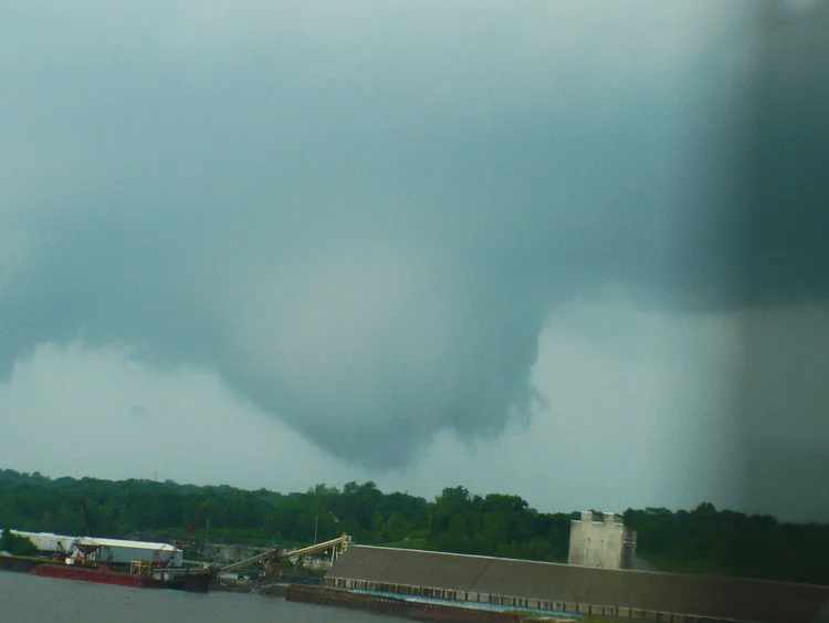 MAY 25TH, 2011 MISSOURI AND ILLINOIS STORM CHASE - NEARLY A ST LOUIS TORNADO