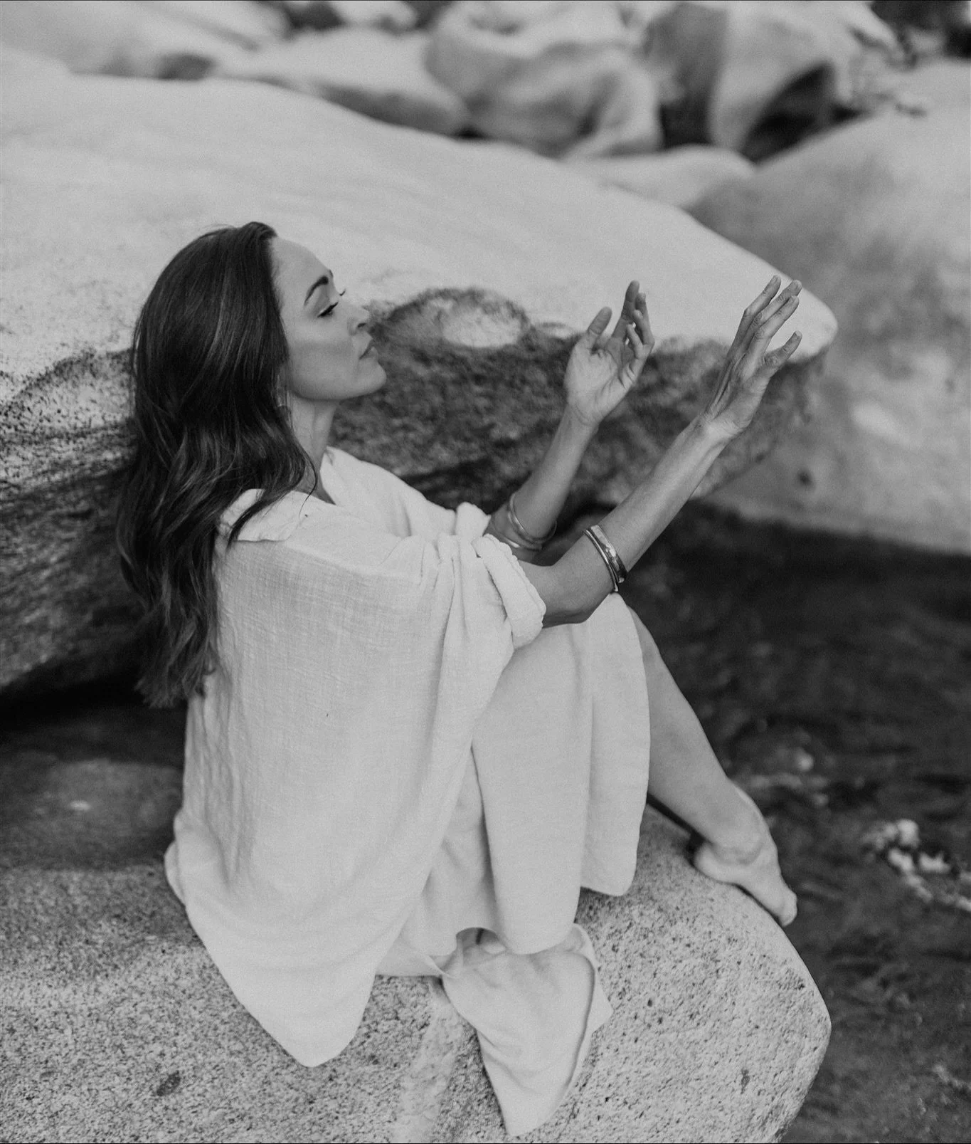 🕊️ For the wild ones: 

A silent scream. 
A hollow voice. 
Throat dry.

I feel the echoes of this silence running through the bones of my lineage.

I know in my very cells the great battle I have fought within myself to break through it.

I forgive 