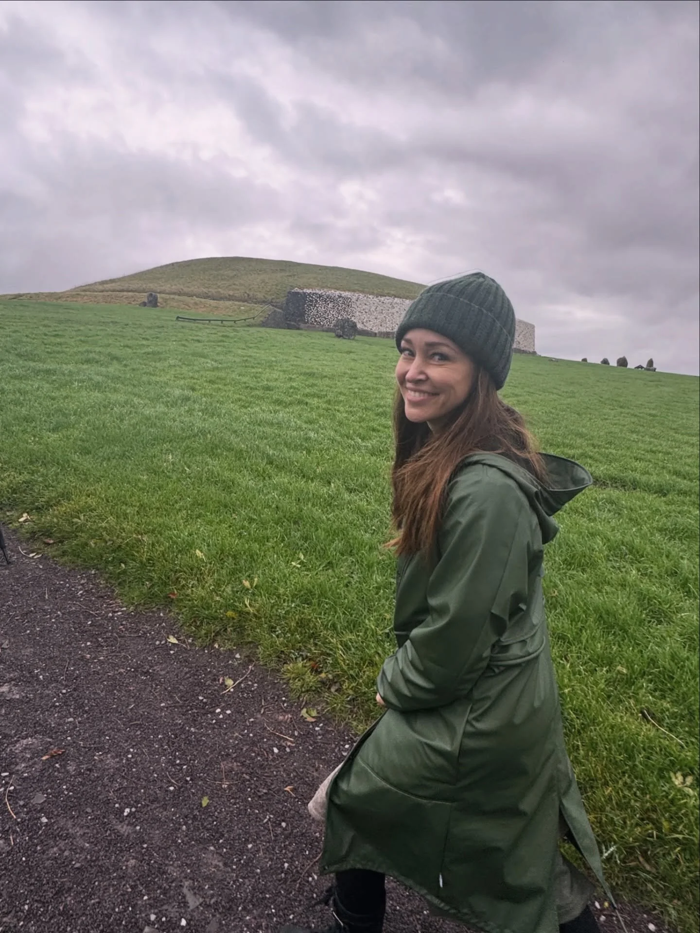 ✨Winter Solstice at Newgrange✨

Built over 5,000 years ago, on winter solstice a sliver of light illuminates the inner chambers of this sacred site, bringing light to what has been hidden, even on the darkest day of the year.

My visit here earlier t