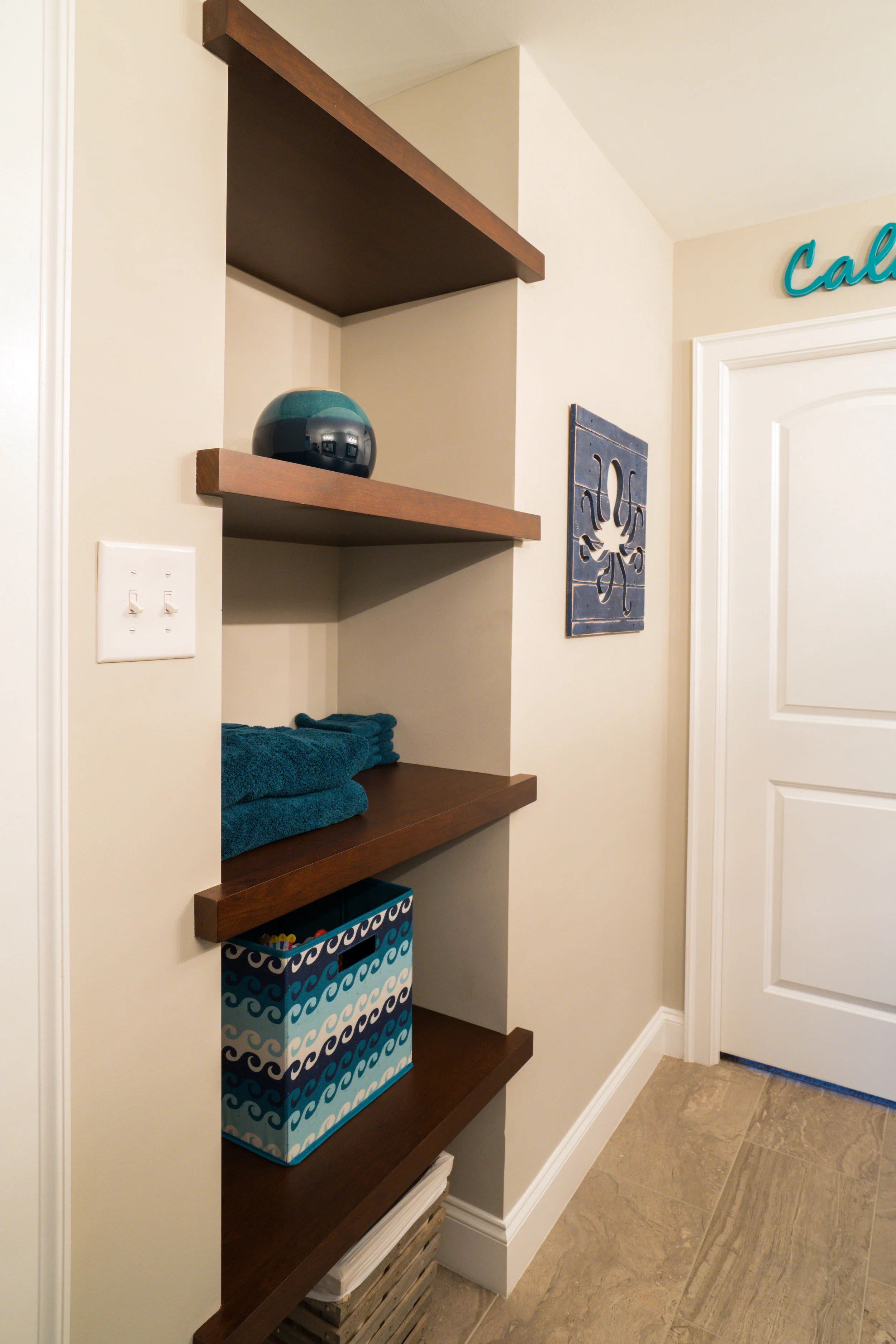 Floating shelves in Niche