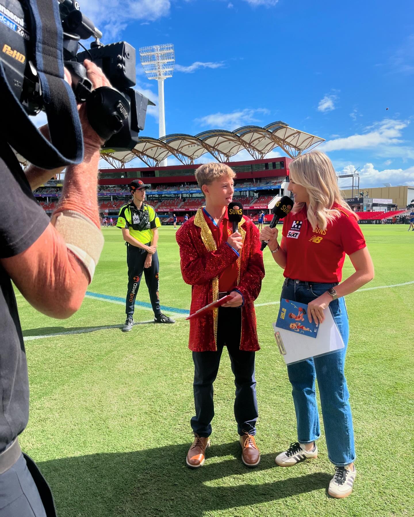 Zero filter needed for ☀️DAY!

Same game, different stadium! Great to spend the afternoon on camera for the @gcsuns!

Footy &amp; live crosses - two of my favourite things!

#host #presenter #work #mc #afl #2024 #anzacround