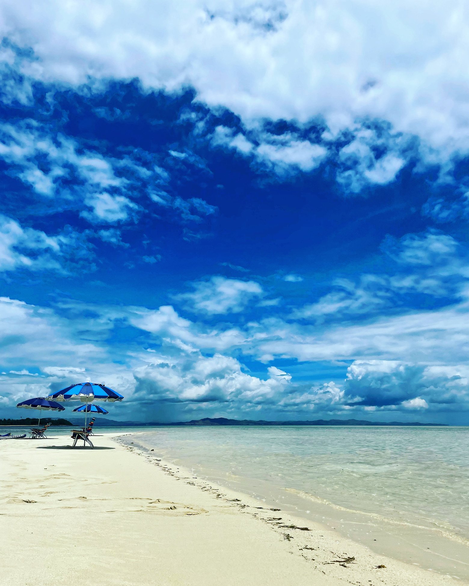 Copy of Scenes from a sand bar in the Mamanuca Island chain that will vanish with the tide less than an hour after the photo was taken.JPG.JPG