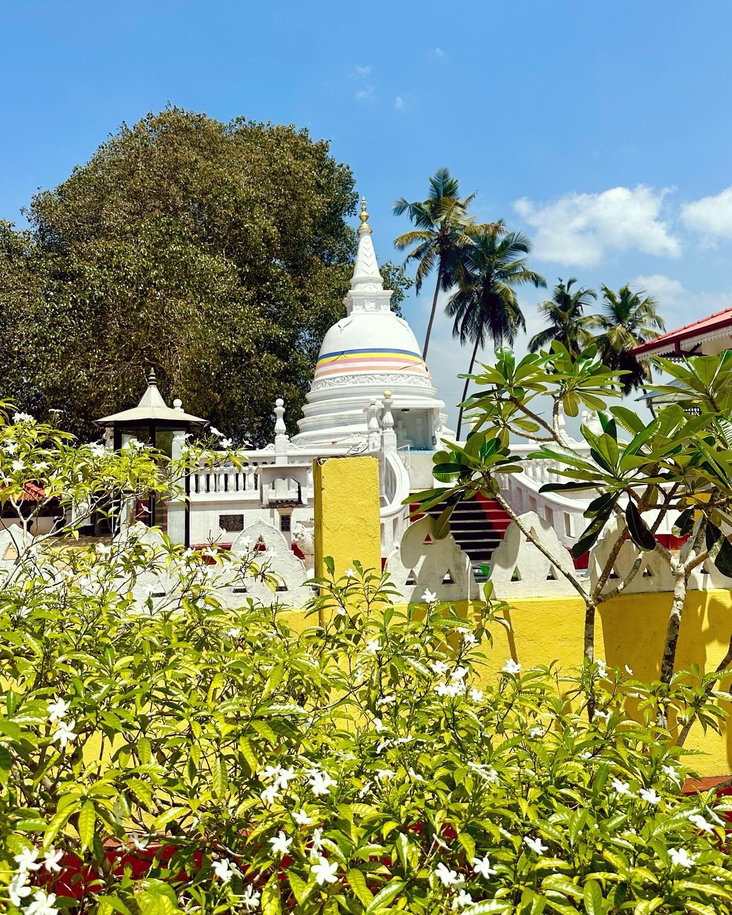 Views of a temple in Sri Lanka.jpg