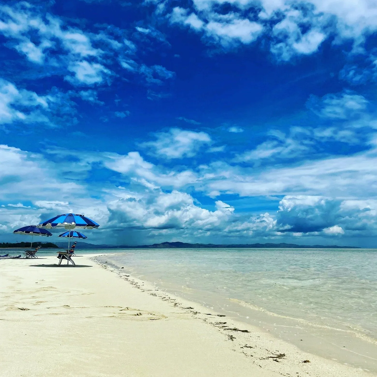 Copy+of+Scenes+from+a+sand+bar+in+the+Mamanuca+Island+chain+that+will+vanish+with+the+tide+less+than+an+hour+after+the+photo+was+taken.JPG.webp