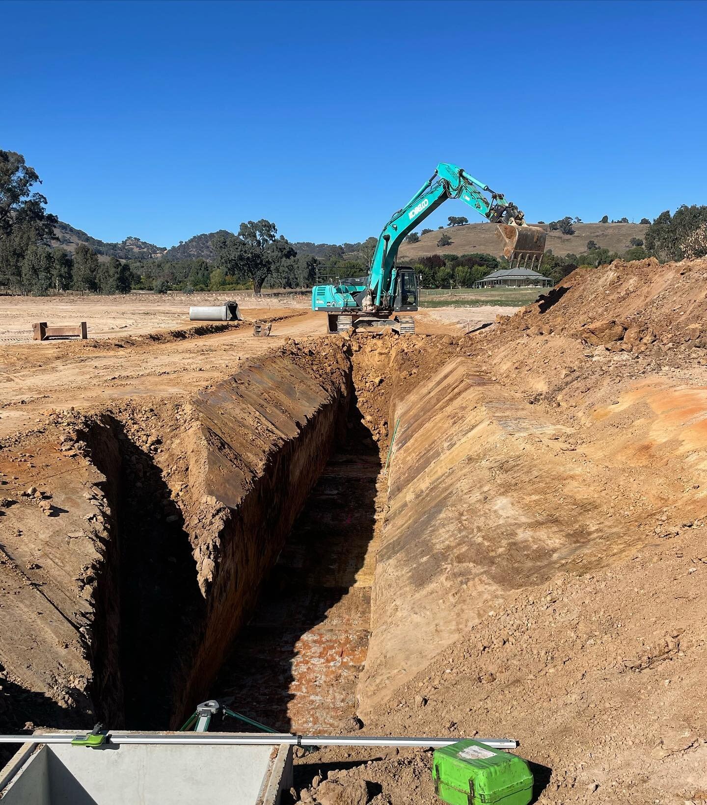 Draper, Coff and team absolutely nailing 300m of Stormwater install with every possible angle 💪🏽 #mansfieldconstructions