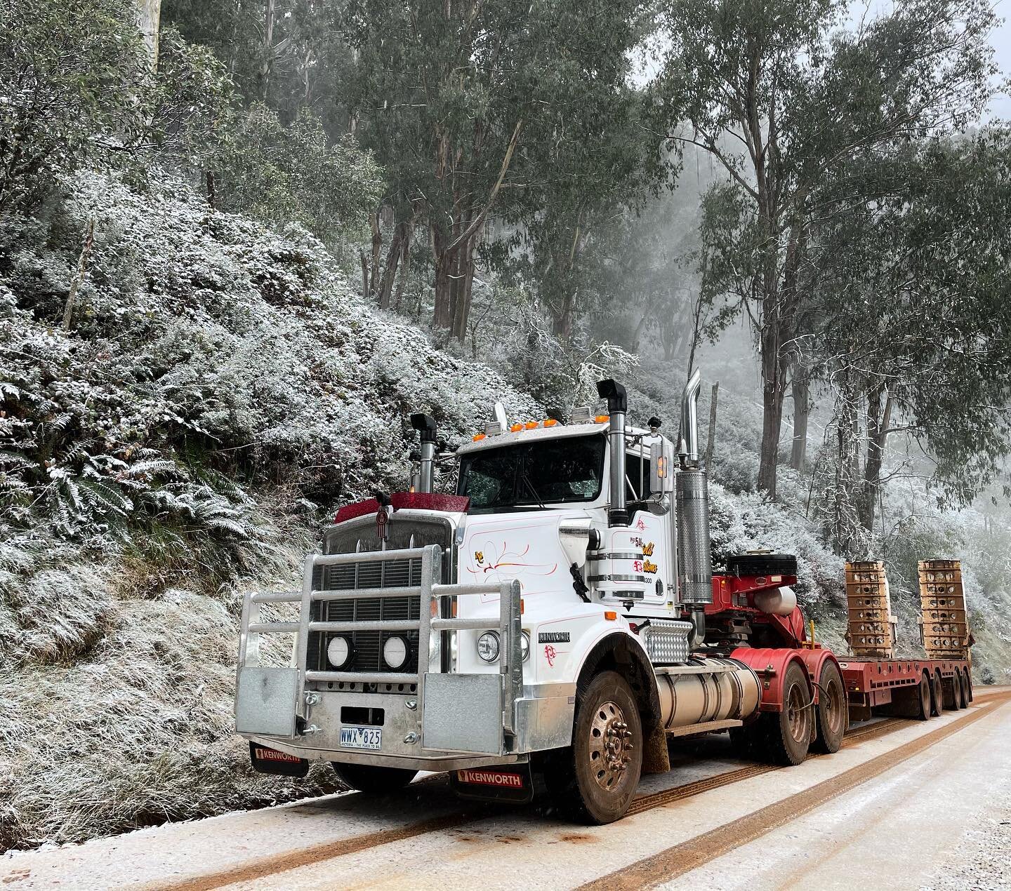 Rain, hail, SNOW or shine, the float doesn&rsquo;t stop and ensure the gear is on-site ready to go ❄️ This pic was well worth Jimmy braving the elements! #mansfieldconstructions