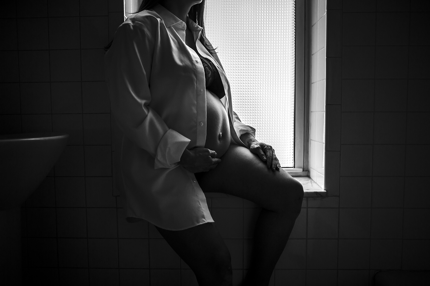 dramatic maternity photography by jennifer judkins