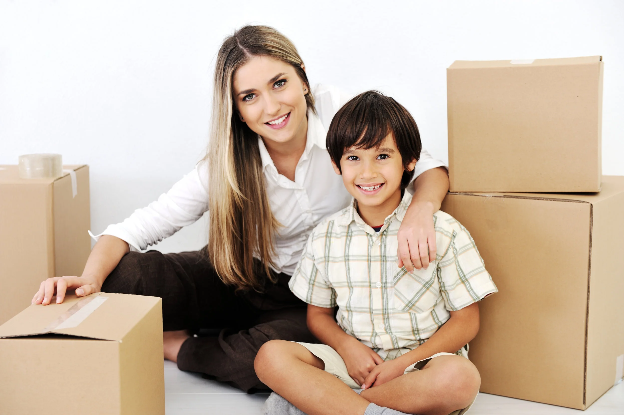 beautiful-smiling-woman-and-little-boy-openig-cardboard-box_SKWg0h_Trs.jpg