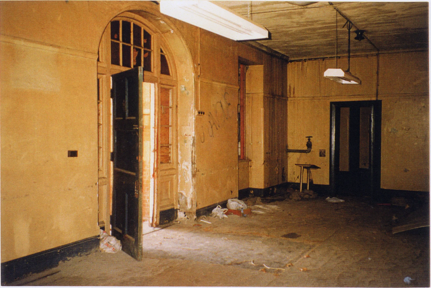The foyer of the central wing, prior to the building's restoration (Tanner and Associates Architects)