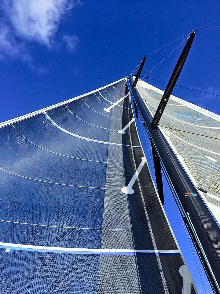 Vertical battens on non-overlapping racing jibs simplify mark roundings. The jib can be rolled up with the tug of a furling line as the spinnaker fills; likewise, the jib can be easily unrolled just before the spinnaker comes down. Above : X-Drive Carbon sail on an Arcona 465 Carbon. Below : A Sunfast 3200 with Titanium Blue sails.