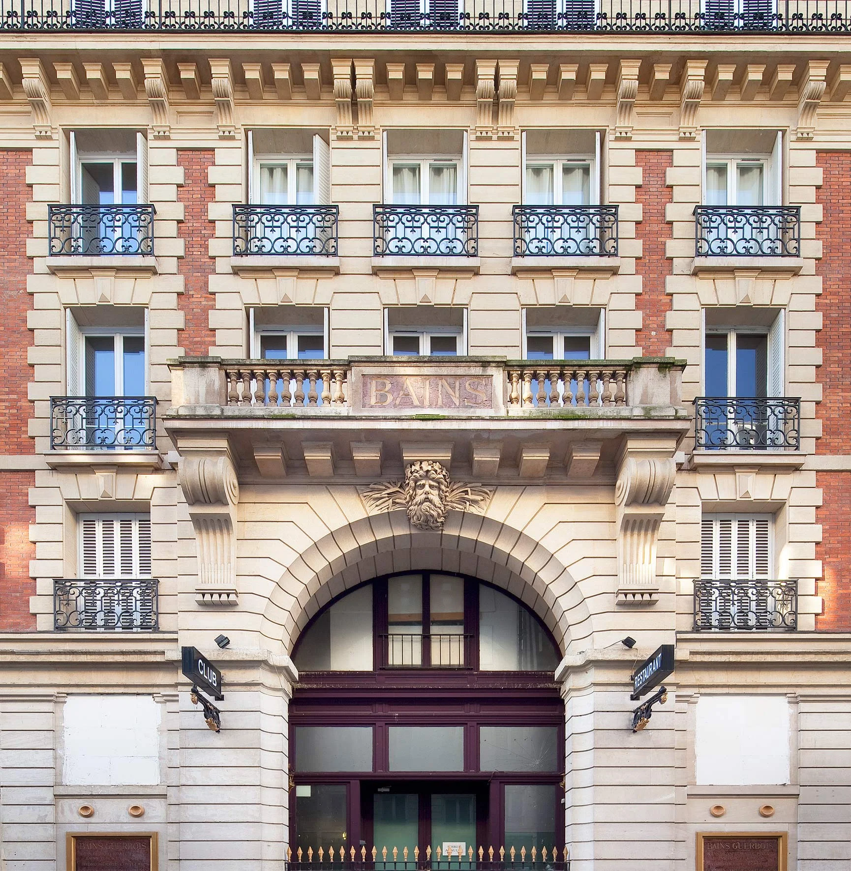 web-LesBains-Exterior.jpg