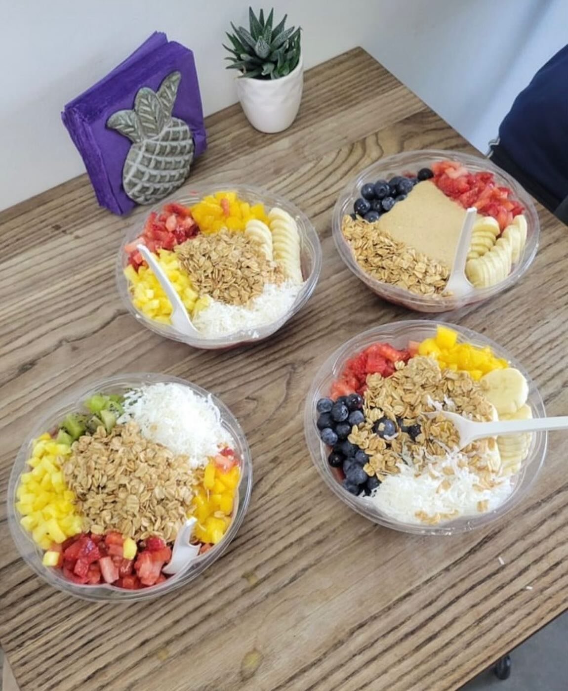 The Juice Mafia a&ccedil;a&iacute; bowl might just be the most perfect meal for anytime of day. With your choice of toppings there are endless opportunities to take our delicious, slightly tangy and not overly sweet a&ccedil;a&iacute; base and add ex