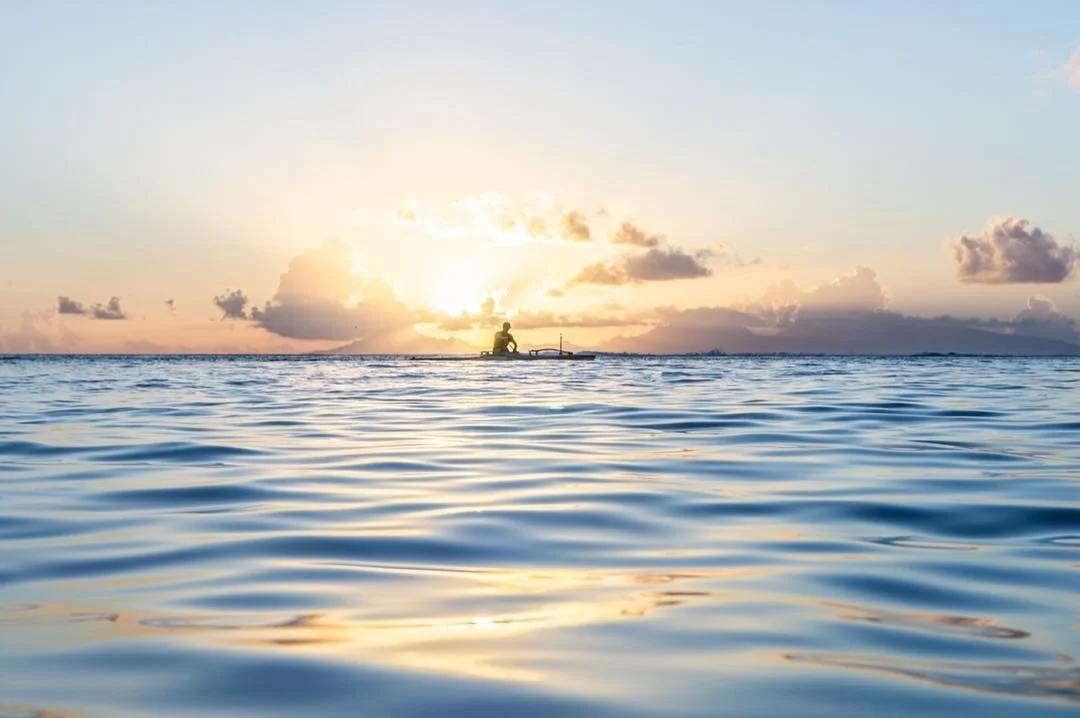 Maeva races around the sun during the 2018 Watermana event in Huahine. One of only five female competitors in this event. 📷 @kimtreks 
#ruggedbeauty
.
.
.
#bealpha #lovetahiti #islandsoftahiti #frenchpolynesia #tahitiandancer #passionpassport #sonyi
