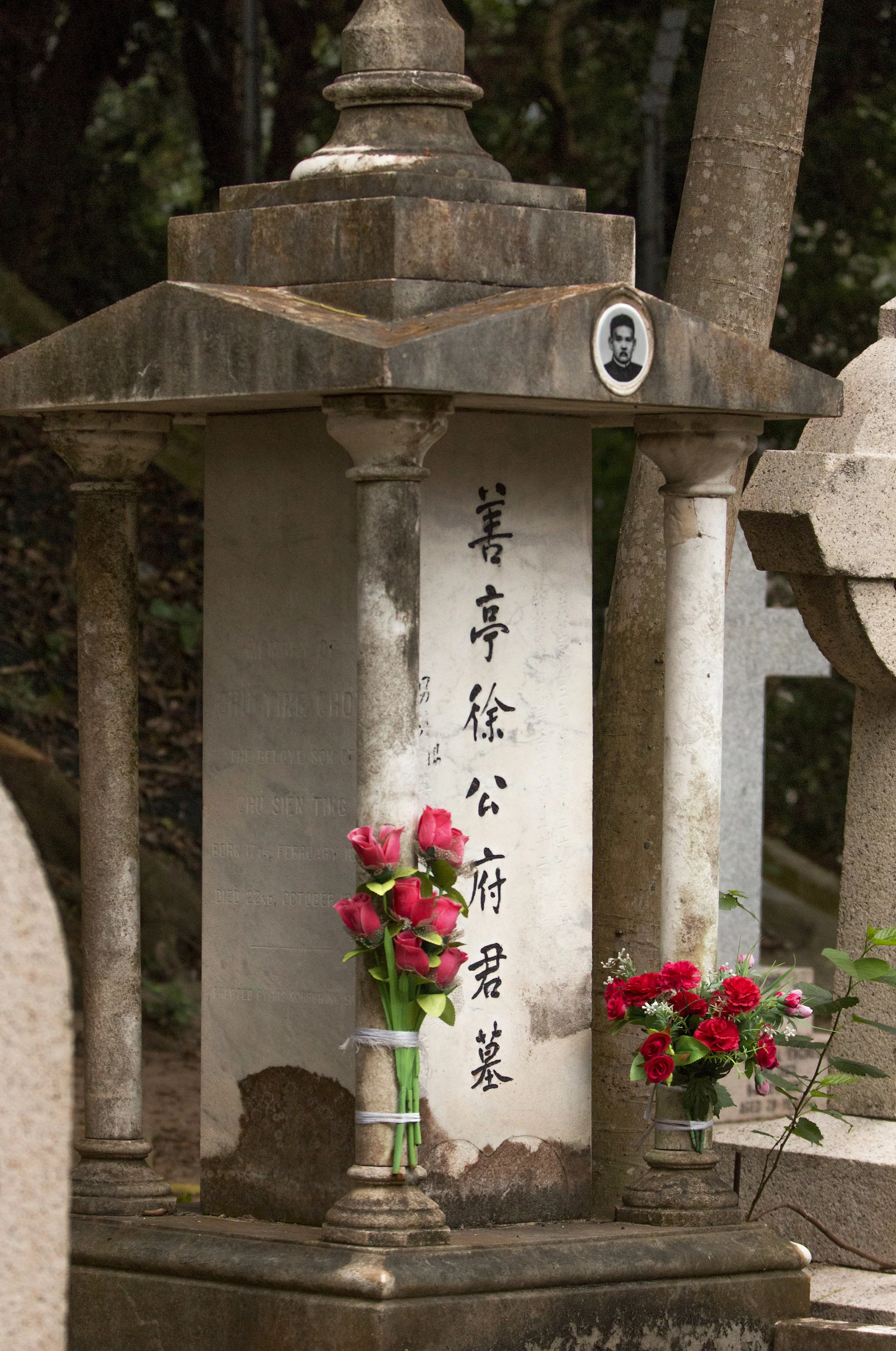 Hong_Kong_Cemetery_Chinese_gravestone.jpg