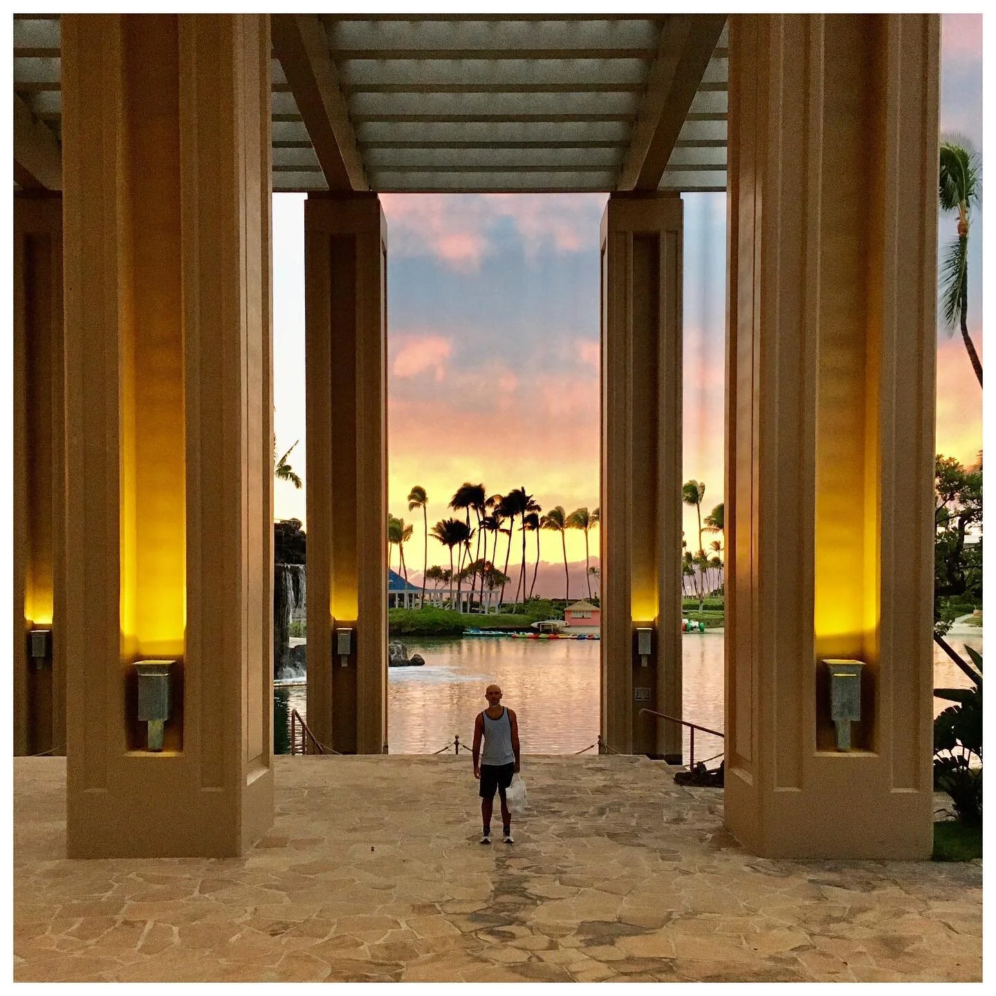 Happy aloha Friday! 🌺 
&bull;
&bull;
&bull;
&bull;
&bull;
#bigisland #hawaiilife #waikoloa #frame #framedviews #tropics #hawaiiantropics #makingthebestofit #lagoon #sun #sunset #happyholidays #exploring #gratitude