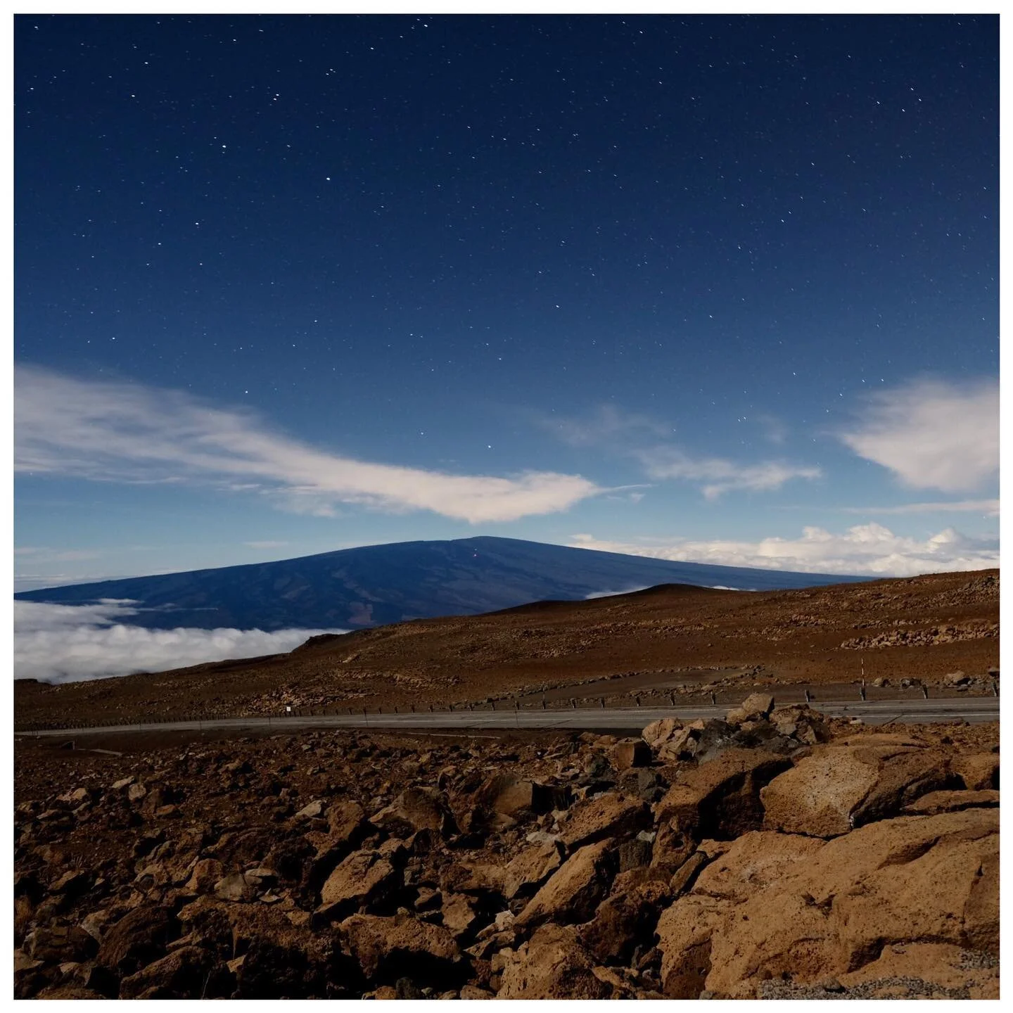 Evening view of Mauna Loa from the summit of Mauna Kea. Thankful for this life 
&bull;
&bull;
&bull;
&bull;
&bull;
#bigisland #hawaiilife #view #maunaloa #maunakea #summit #seamountain #longexposure #sky #clouds #mothernature #makingthebestofit #nigh