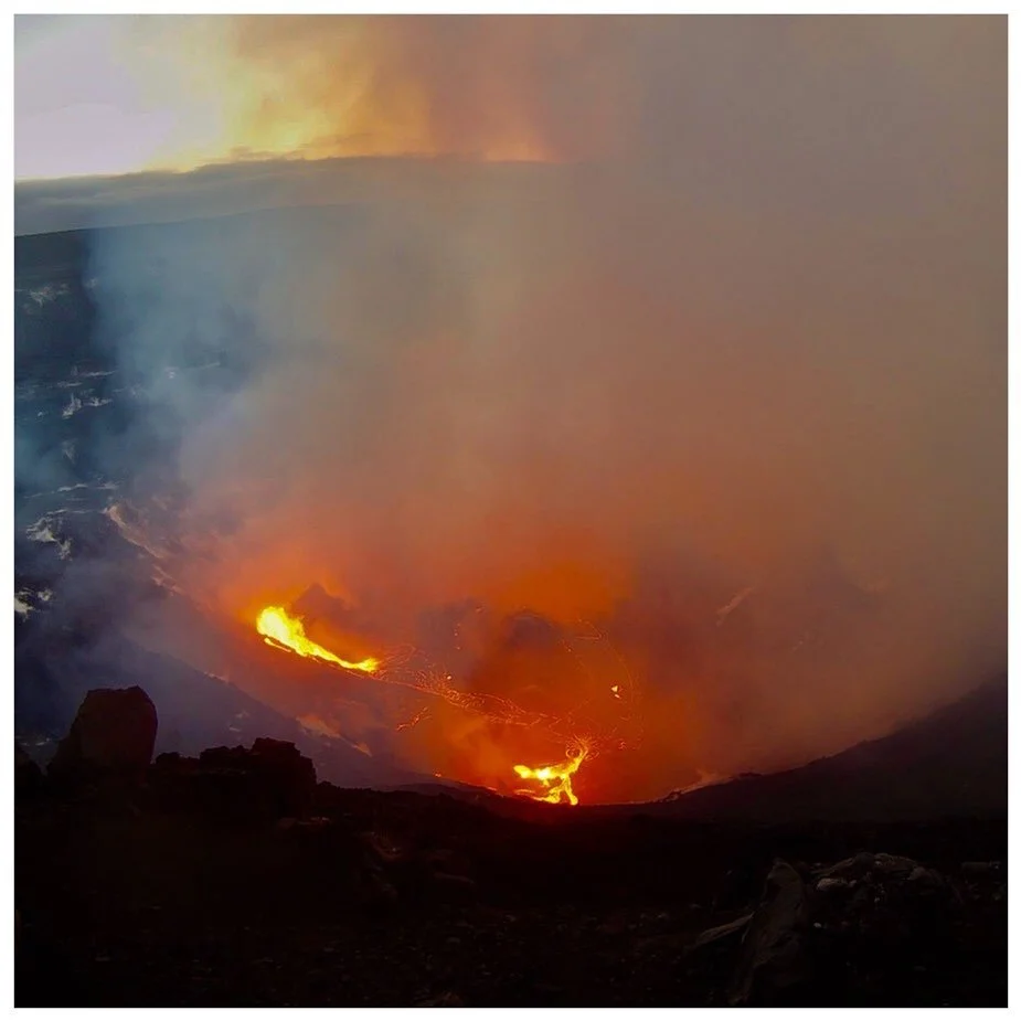 Live image from the USGS summit webcam 🌋 &bull;
&bull;
&bull;
&bull;
&bull;
#bigisland #hawaiilife #kilauea #eruption2020 #volcano #sunset #mountain #nationalpark #clouds #sky #crater #halemaumau #craterrim #steam #activevolcano #lava