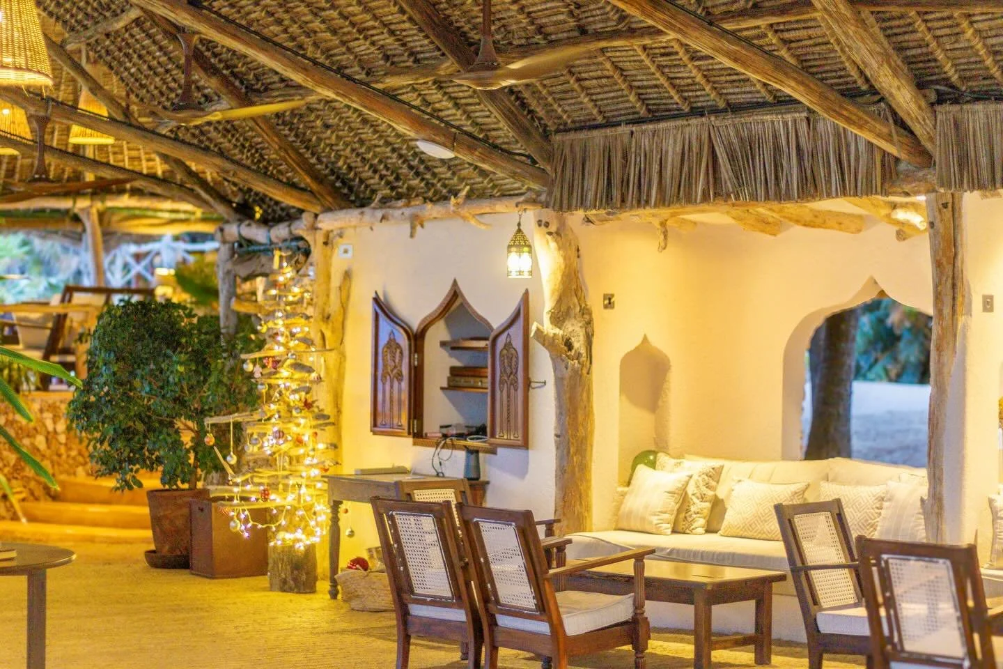 Christmas, Manda-style 🎄 Driftwood dreams, salty air, and something cold in hand at the bar.

#christmaskenyastyle #driftwoodchristmastree