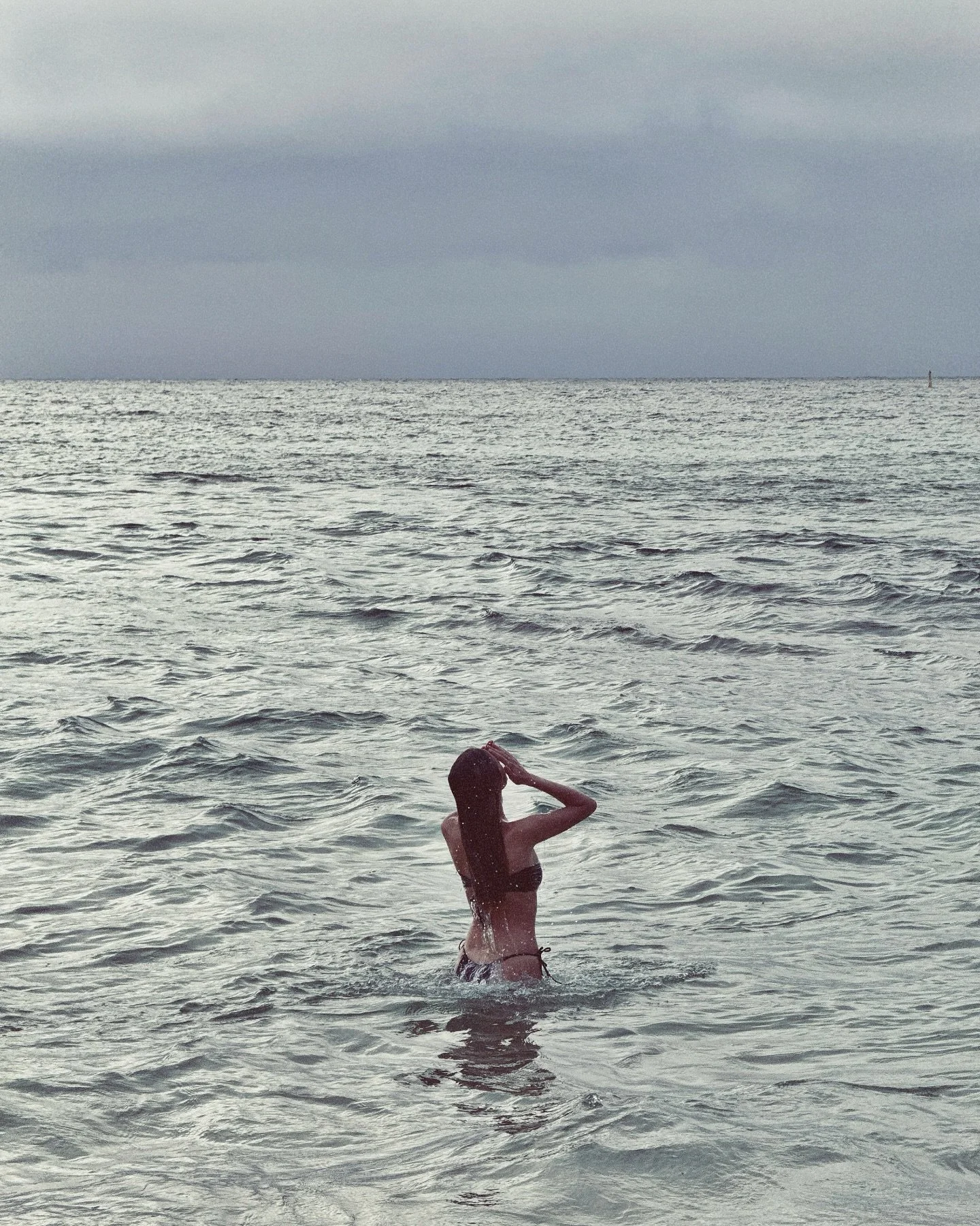 This mornings shoot with @ariellaad_ 
We were so lucky to get some beautiful moments of soft sun peeking out from the thick cloud. Looking forward to showing this whole shoot and some beautiful hnadycam stuff I shot too 📹
.
.
.
.
#sunrise #nosun #bo