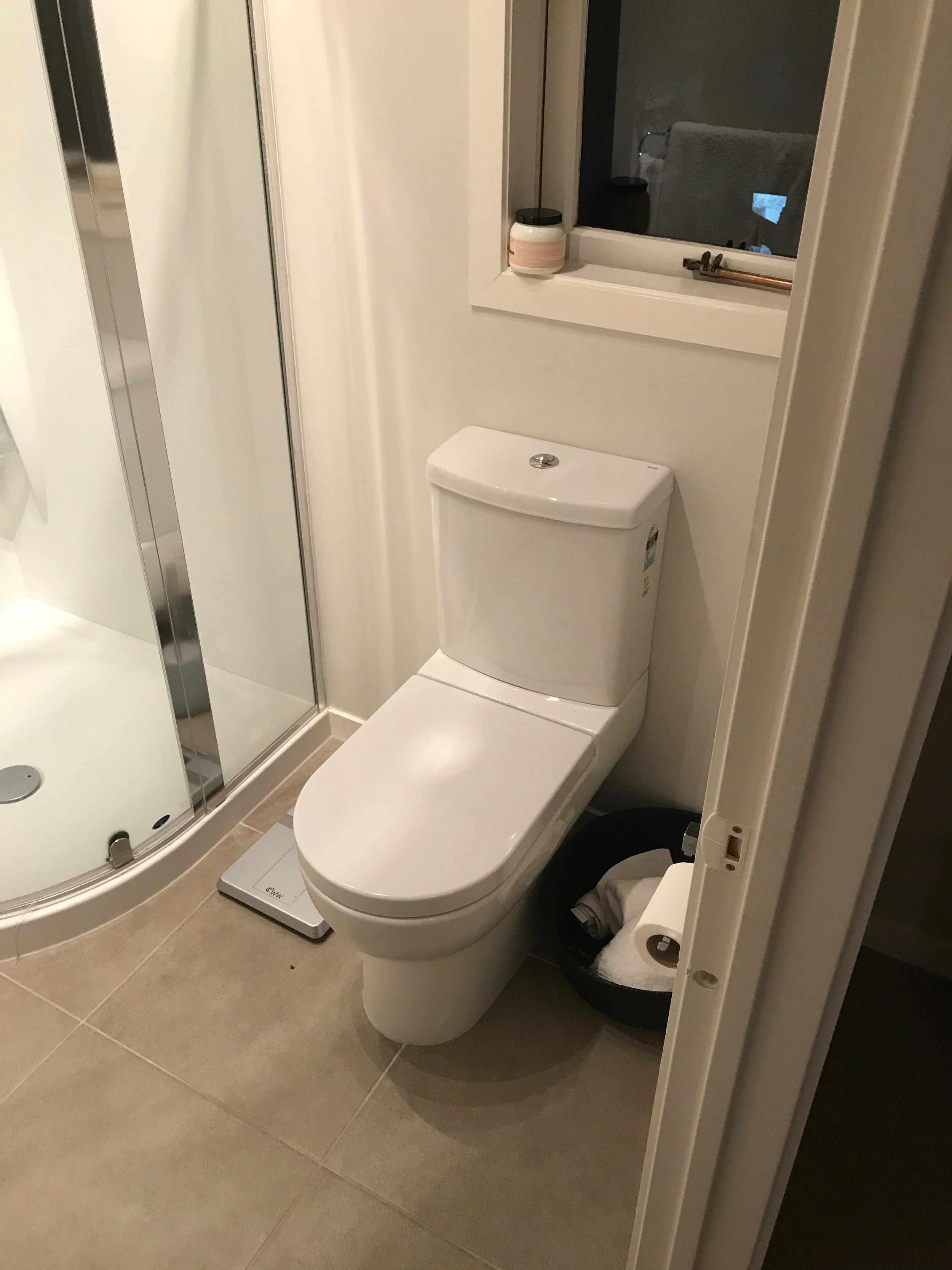 Ellerslie bathroom renovator Auckland. Ensuite toilet and tiled floor . Bathroom Renovation by E J Building Bathroom renovators In Auckland.
