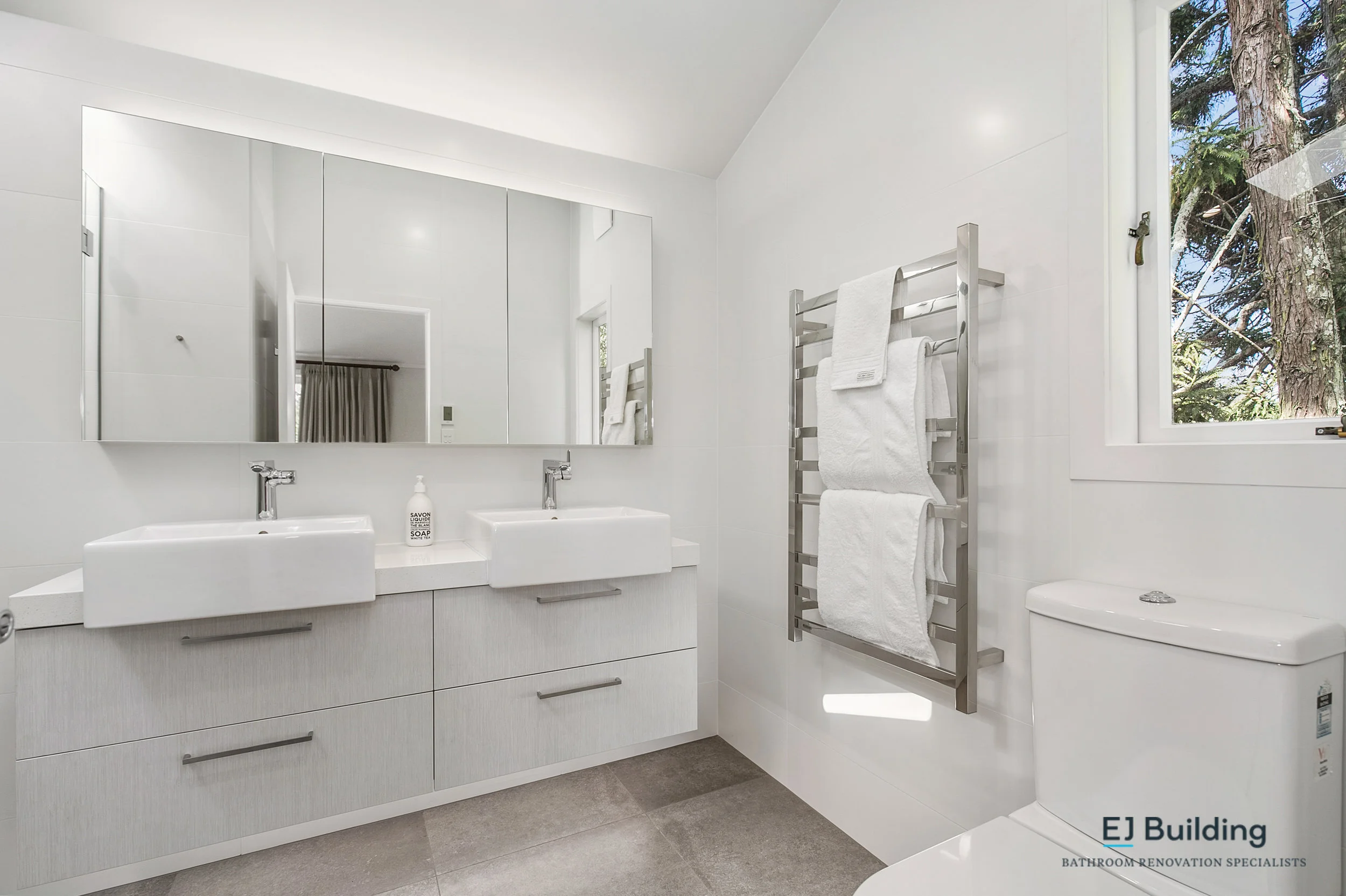 Ellerslie bathroom renovator Auckland. Large heated towel rail in new ensuite. Bathroom Renovation by E J Building Bathroom renovators In Auckland.