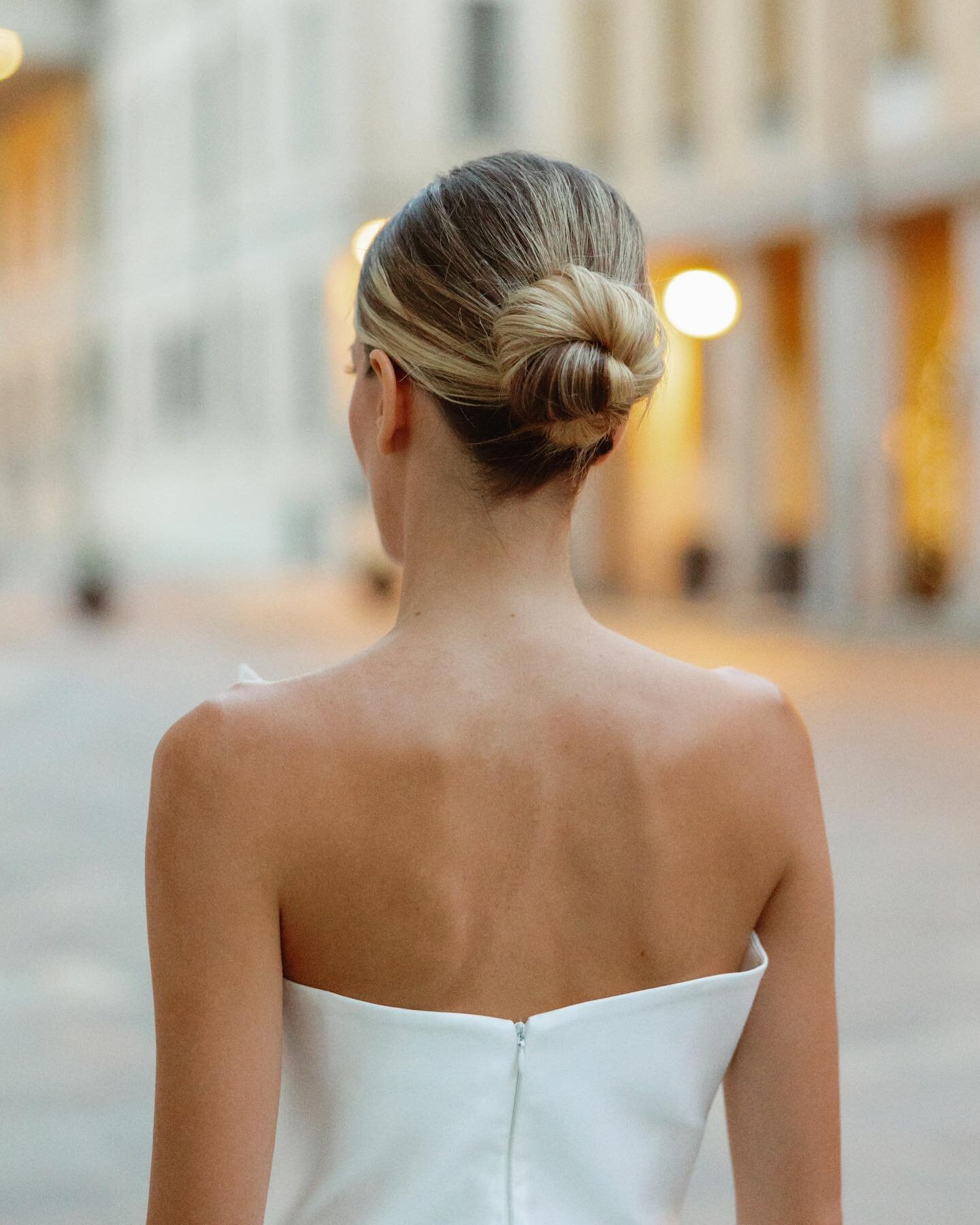 Wish you could wear a sleek bun without it feeling basic?! Clean-girl sleek buns are here to stay and we LOVE 🙌🏼💖 But how do you elevate this style from &lsquo;every day&rsquo; sleek office bun to Sophia Richie level wedding bun?? Theres a few fac