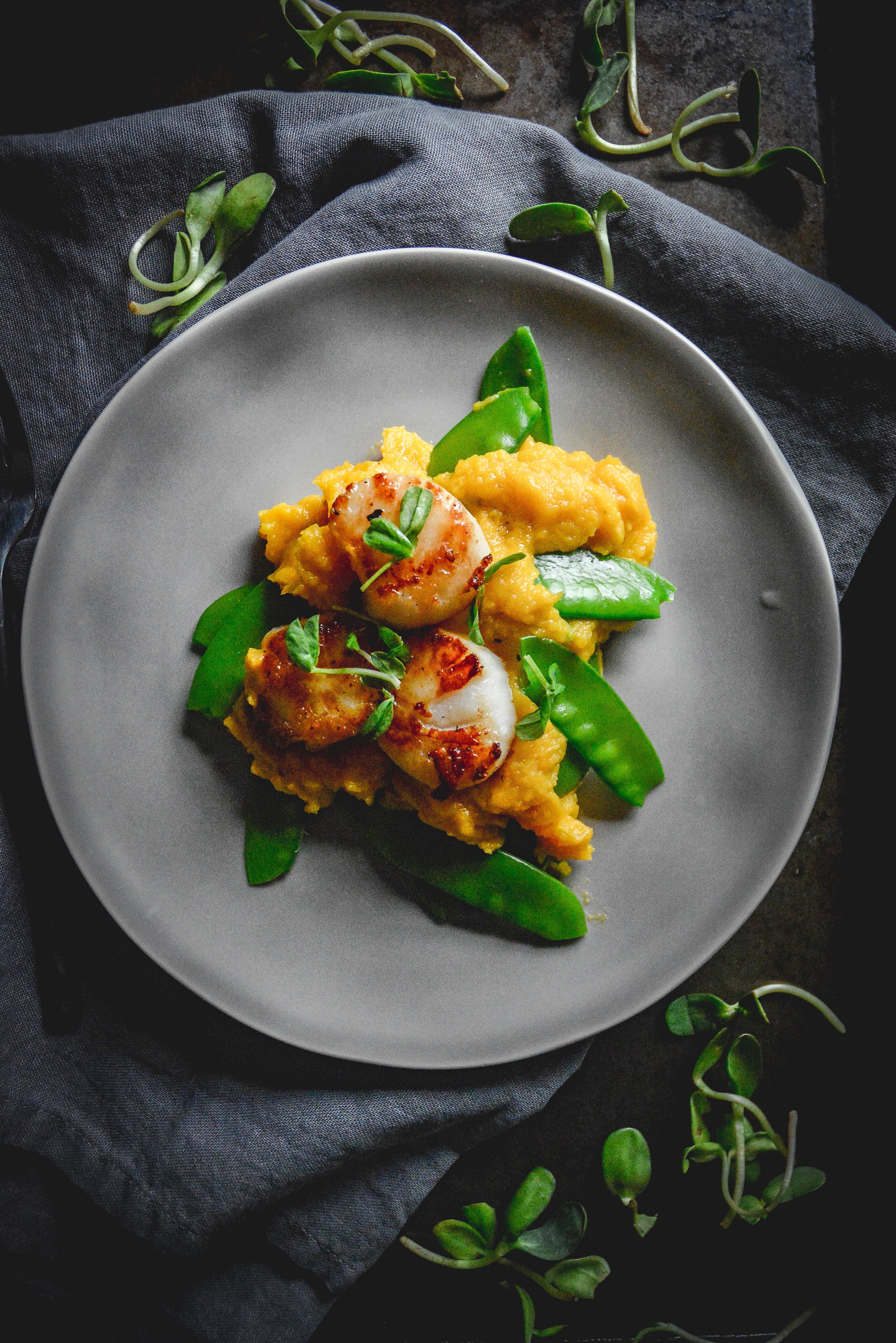  Scallops with butternut squash puree and snow peas 