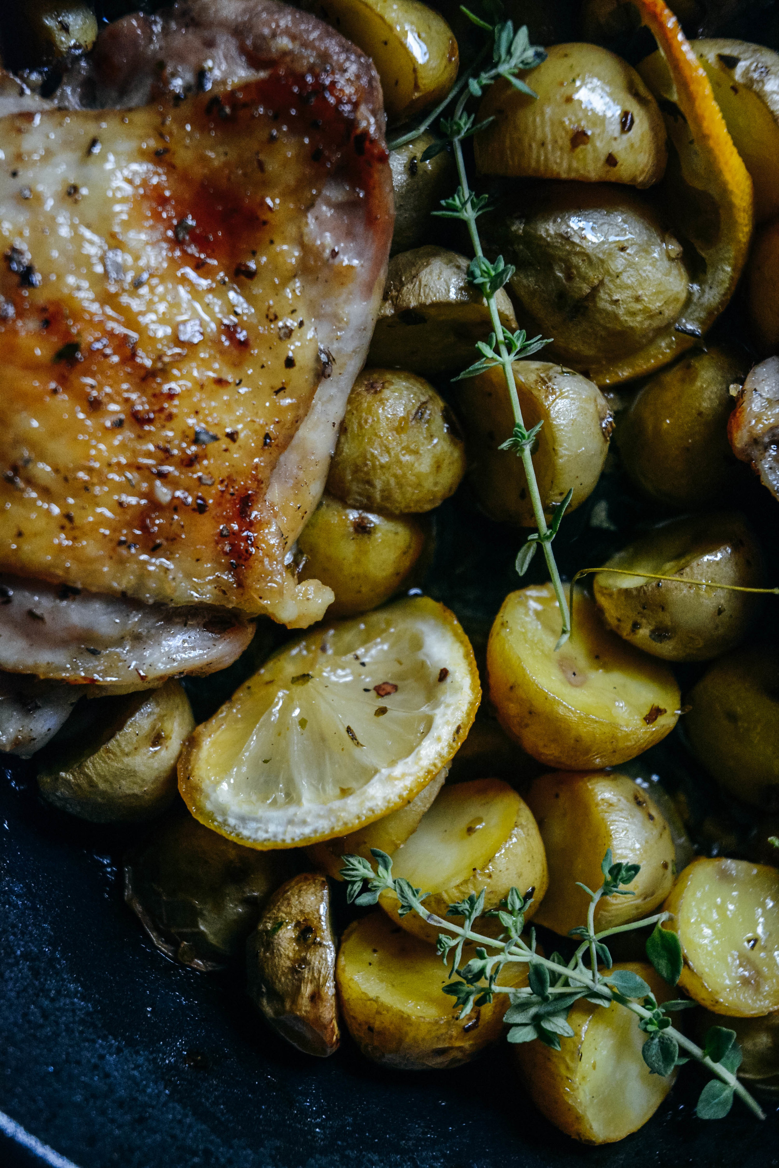 Chicken, baby potatoes and lemon slices