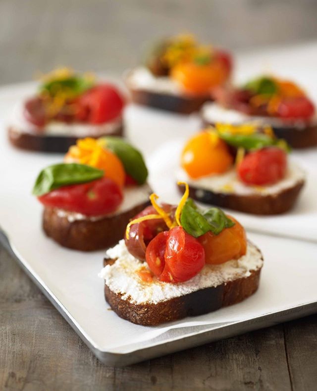 On the menu: Bruschetta with crushed ripe Heirloom tomatoes marinated in olive oil and sherry vinegar over fresh ricotta.⁣
.⁣
.⁣
.⁣
.⁣
#fork_bottle #forkandbottle #meltcatering #meltcateringzurich #cateringzurich #corporatelunchcatering #zurichcateri