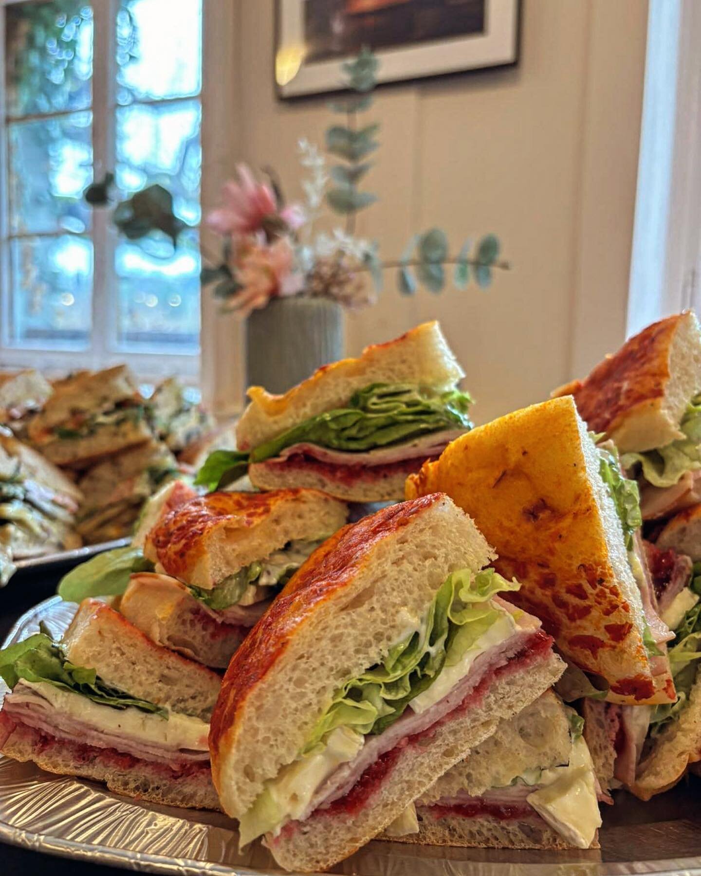 With a corporate background of our own, we understand the needs of business clients. 
 You want a delicious cocktail and a bite after all day in your office?
 No need to go anywhere, Melt catering is coming to you with delicious menu options!
 Our ca