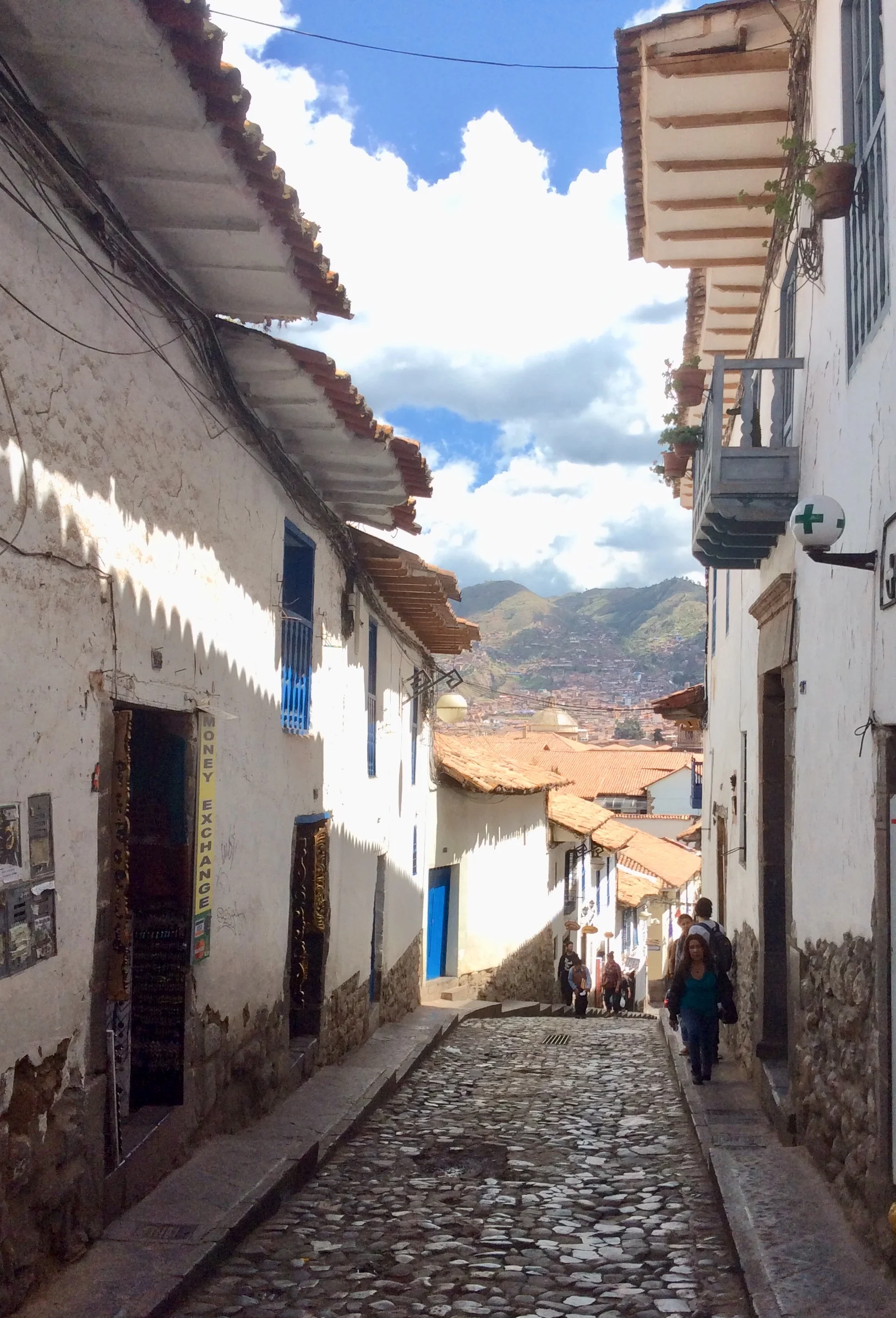 The City of Cusco Cusco, a city in the Peruvian Andes, was once capital of the Inca Empire, and is now known for its archaeological remains and Spanish colonial architecture. Plaza de Armas is the central square in the old city, with arcades, carved wooden balconies and Incan wall ruins. The baroque Santo Domingo Convent was built on top of the Incan Temple of the Sun (Qoricancha), and has archaeological remains of Inca stonework.