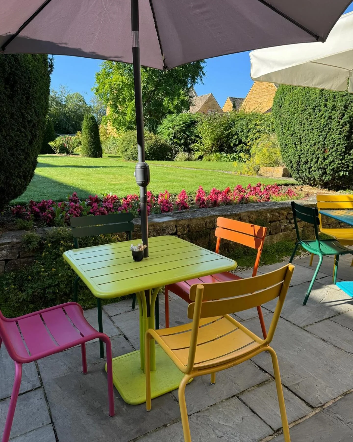 Garden is ready and waiting (Although, very much weather dependant!) But today is gloriouuuuuuuuuuus ☀️🙌☀️🙌☀️ #sunshine #garden #deli #cafe #broadwaydeli #patio #broadwaycotswolds #breakfast #lunch #brunch #broadway #cotswolds #coffee #tea #fresh