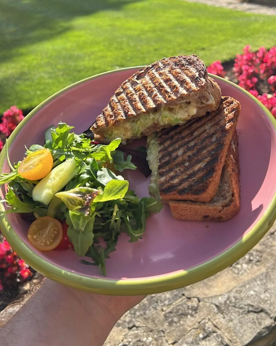 Three cheeeeeeeese toastie. Made with @godminster Smoked Cheddar, Old Winchester &amp; Brie, slathered with @cotswoldgold garlic mayo and fresh spring onions. #deli #lunch #broadway #brunch #toastie #sandwich #broadwaycotswolds #broadwaydeli #delilun