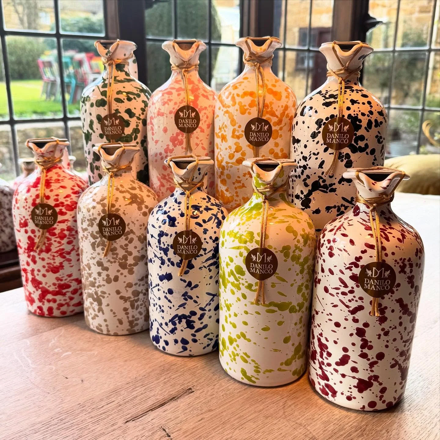 Italian Extra Virgin Olive Oil in beautiful terracotta pots. These make a great gift or a stylish treat for your own kitchen. #evoo #extra #virgin #olive #oil #oliveoil #style #treatyourself #terracotta #deli #italian #italy #extravirginoliveoil #gif