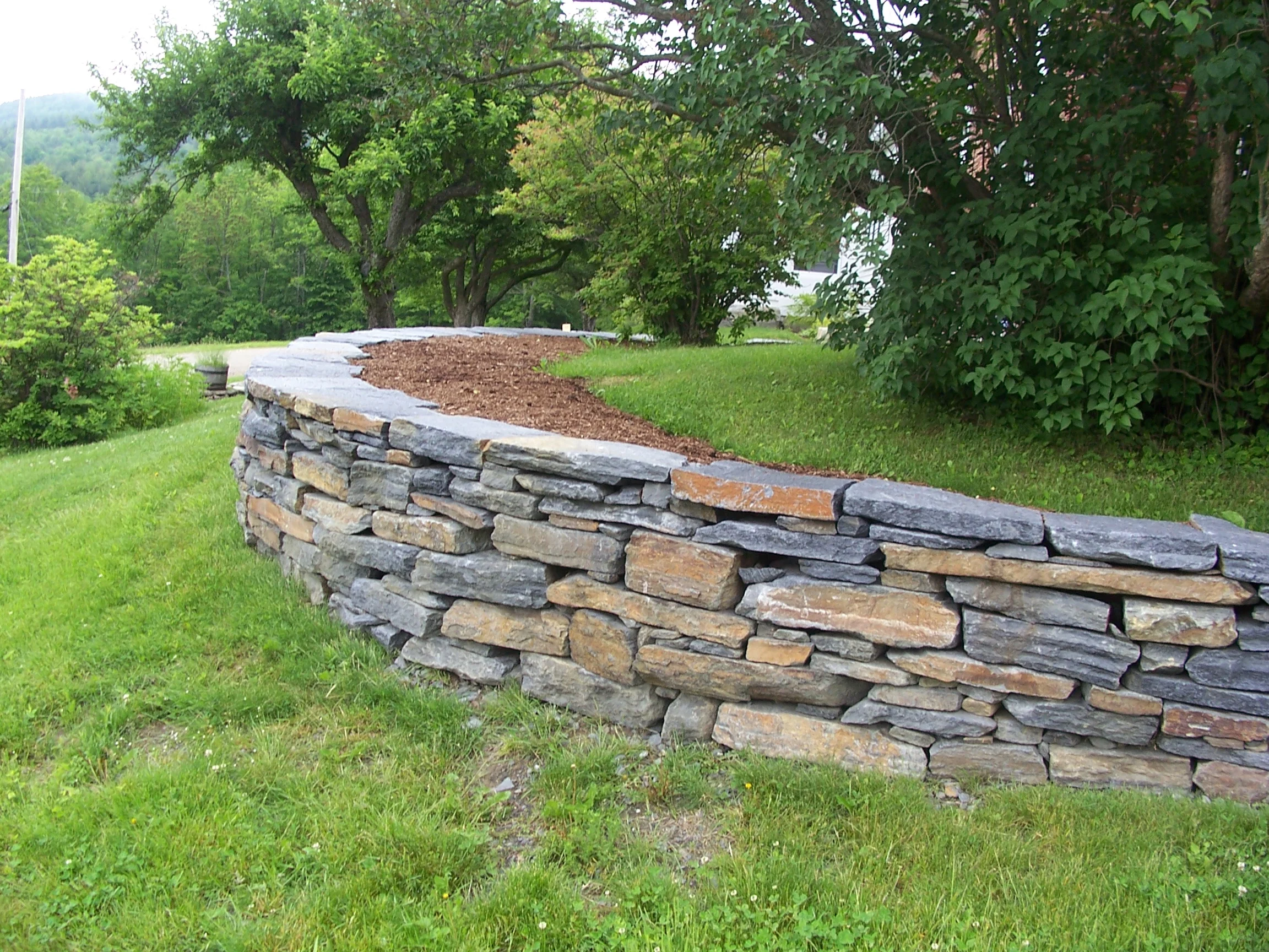 Arcing retaining wall