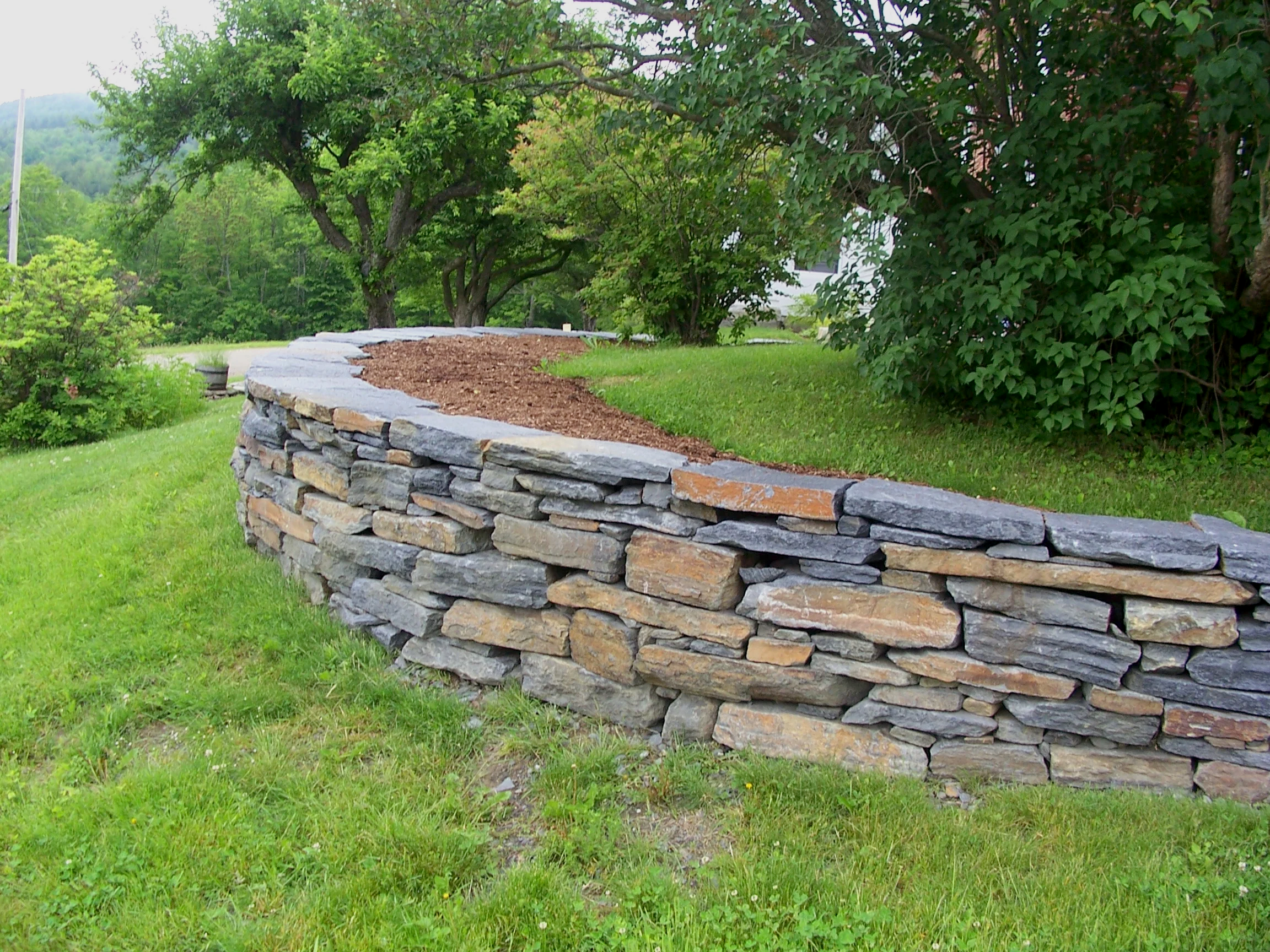 Arcing retaining wall