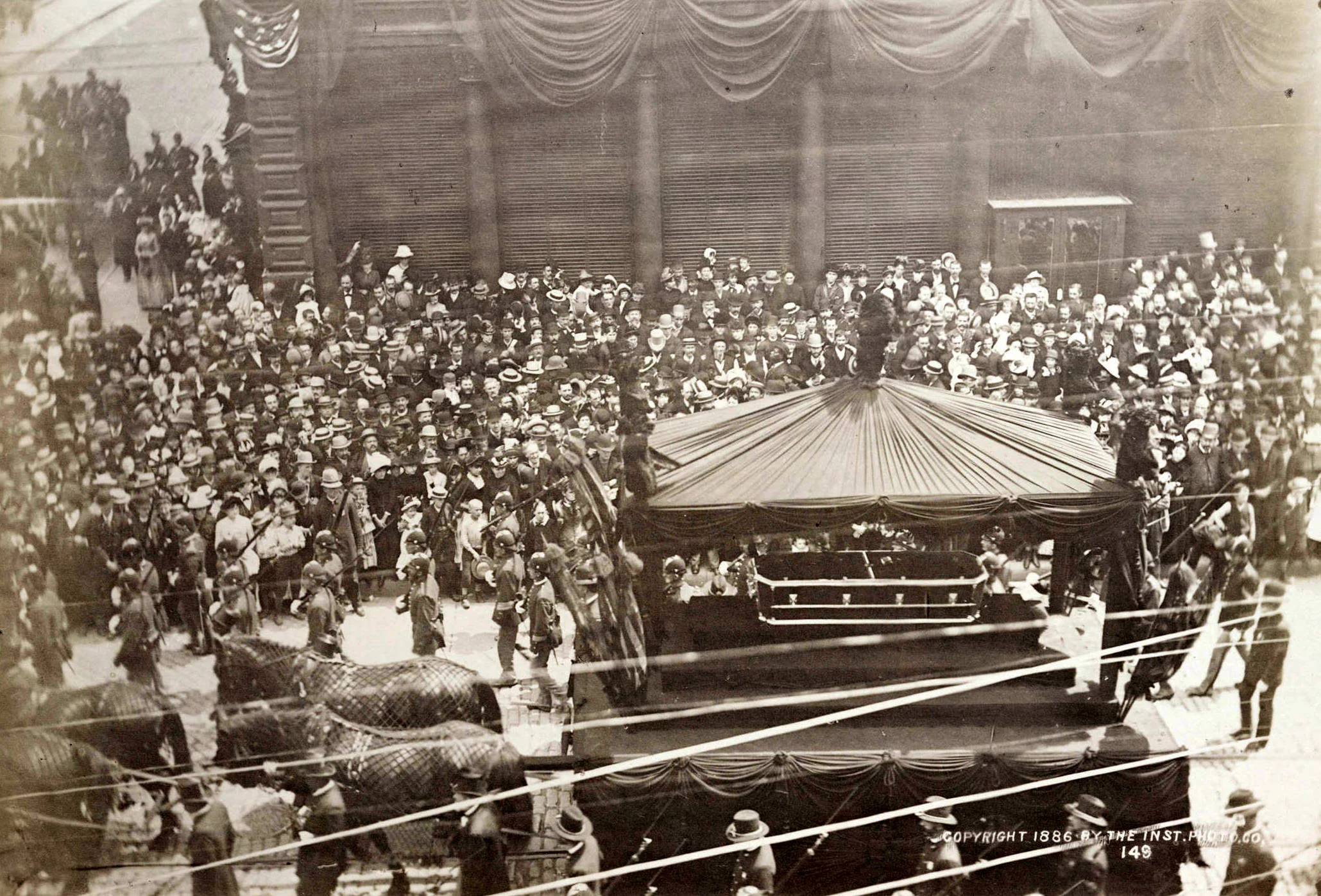 The_catafalque_passing_AT_Stewarts_Great_Iron_Block_corner_Tenth_Street_and_Broadway.jpg
