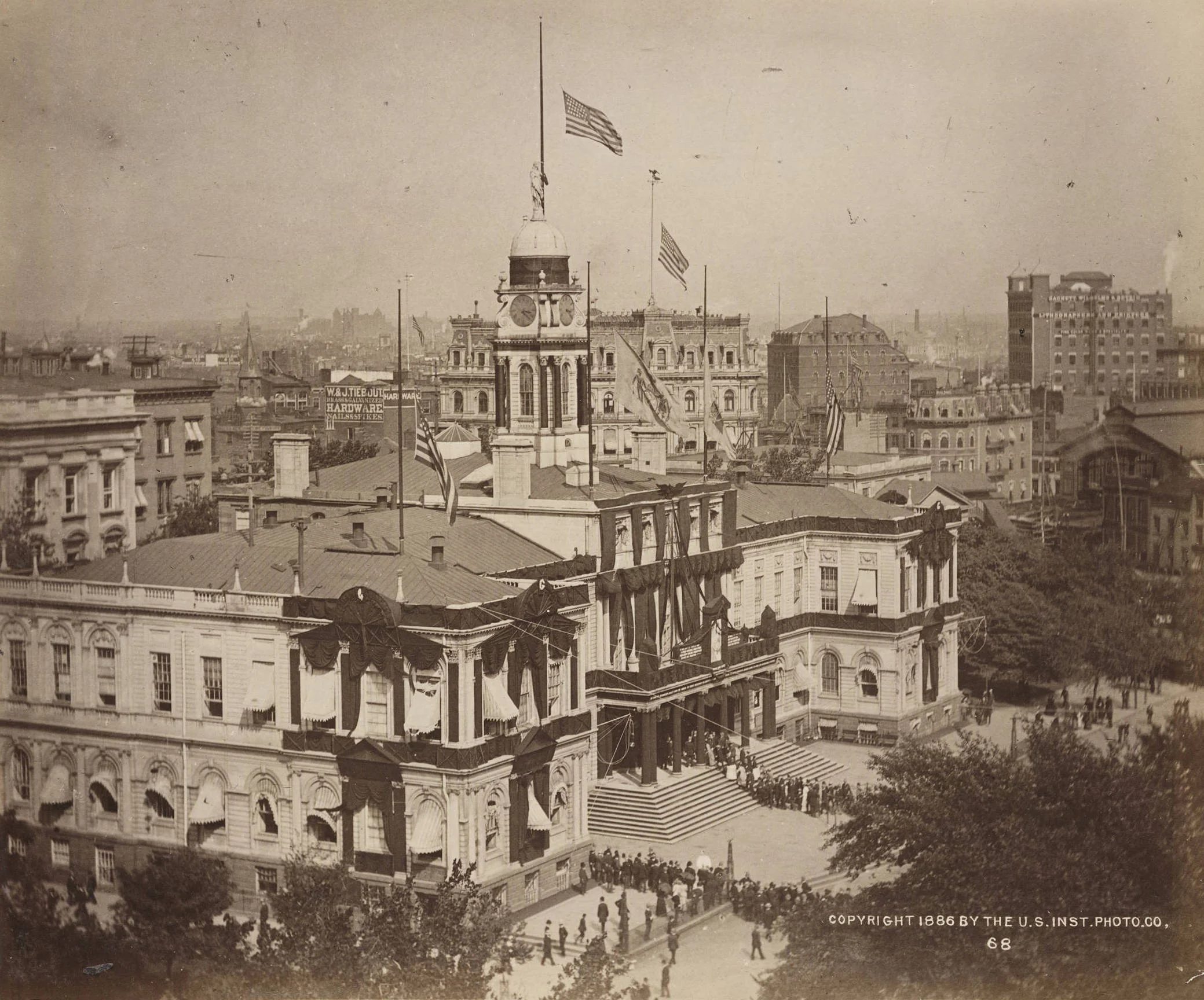 Mourners entering City Hall